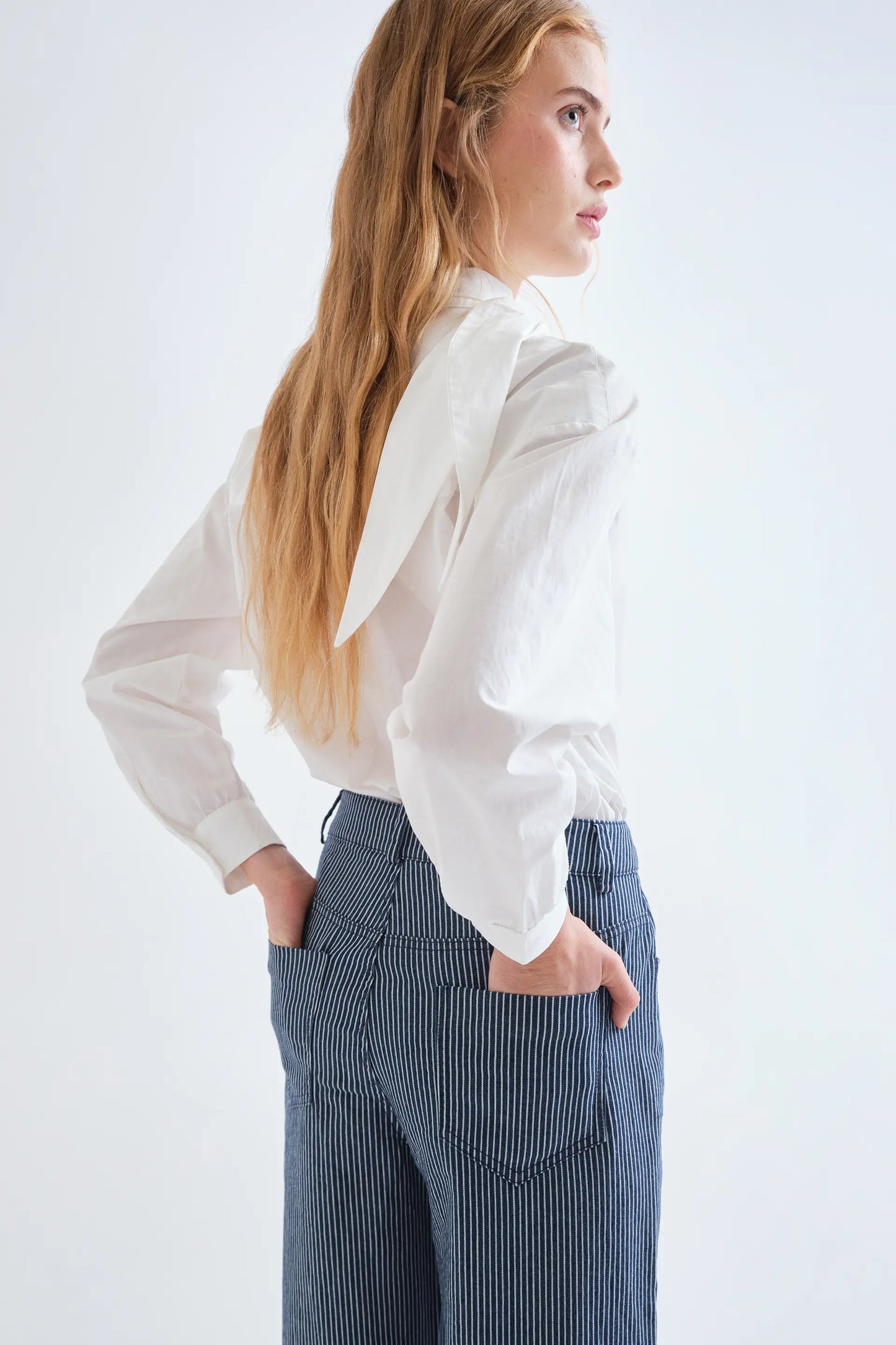 Pantalón vaquero con rayas azul y blanco