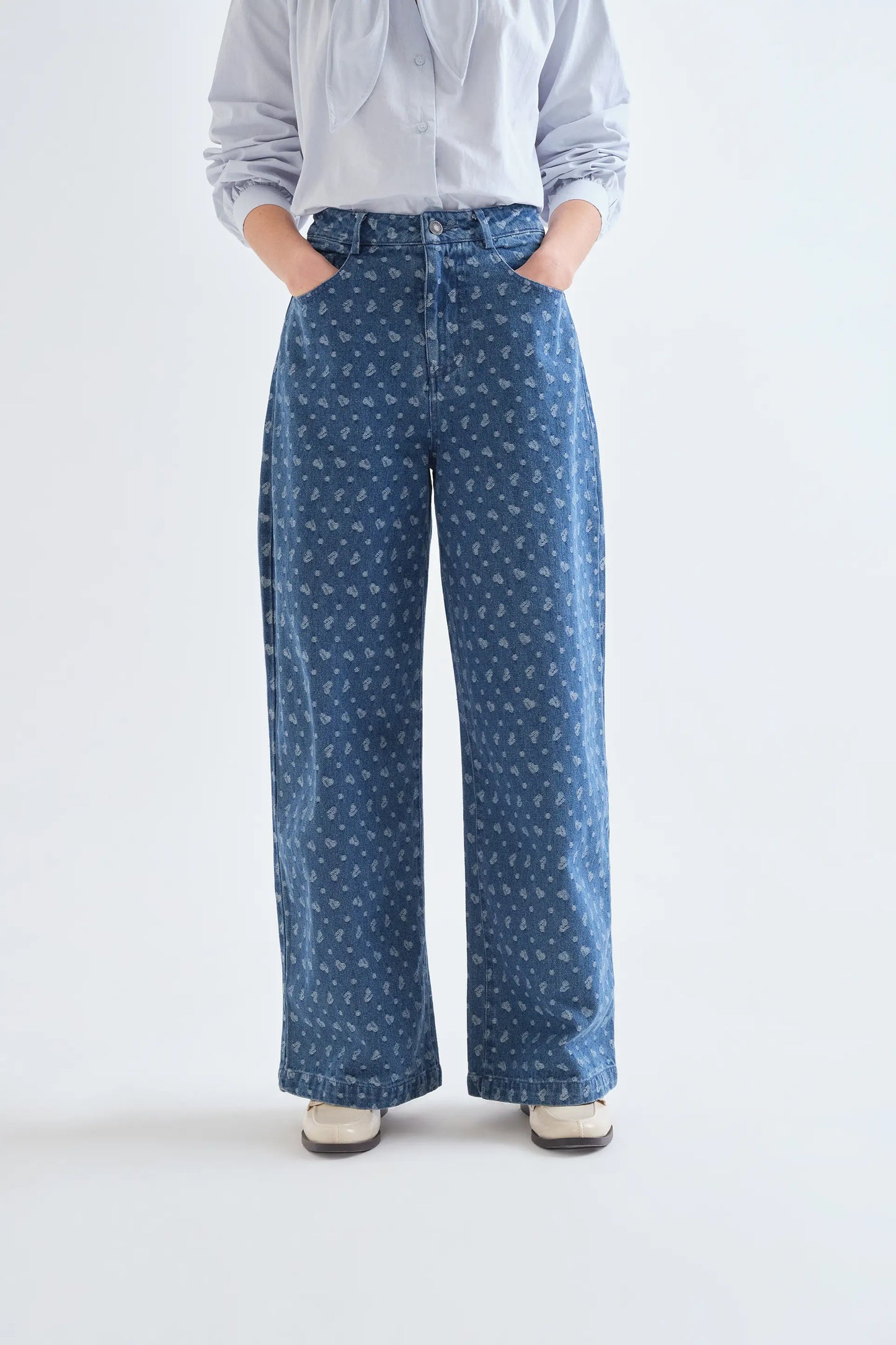 Pantalón vaquero con estampado de corazones
