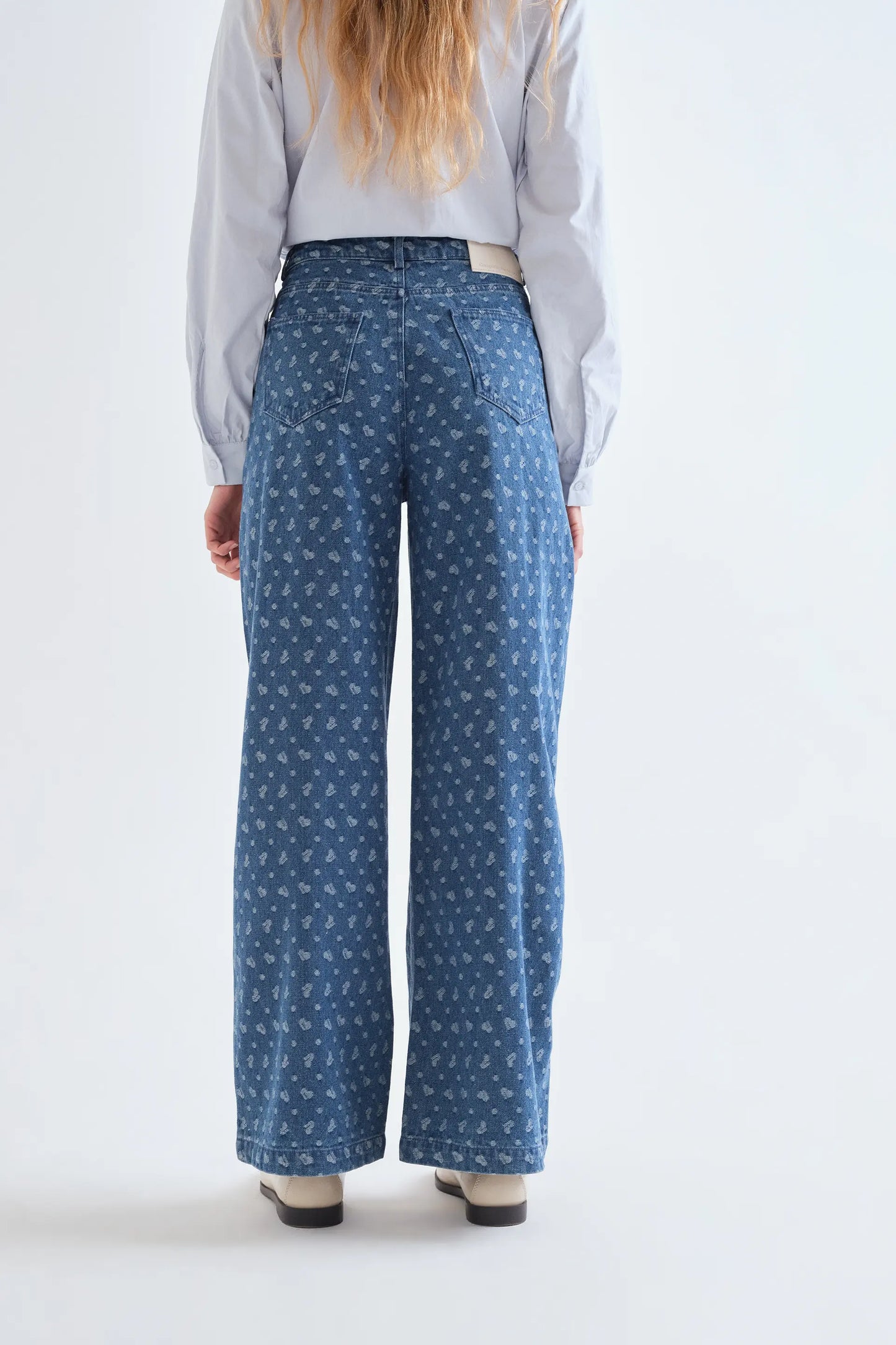 Pantalón vaquero con estampado de corazones