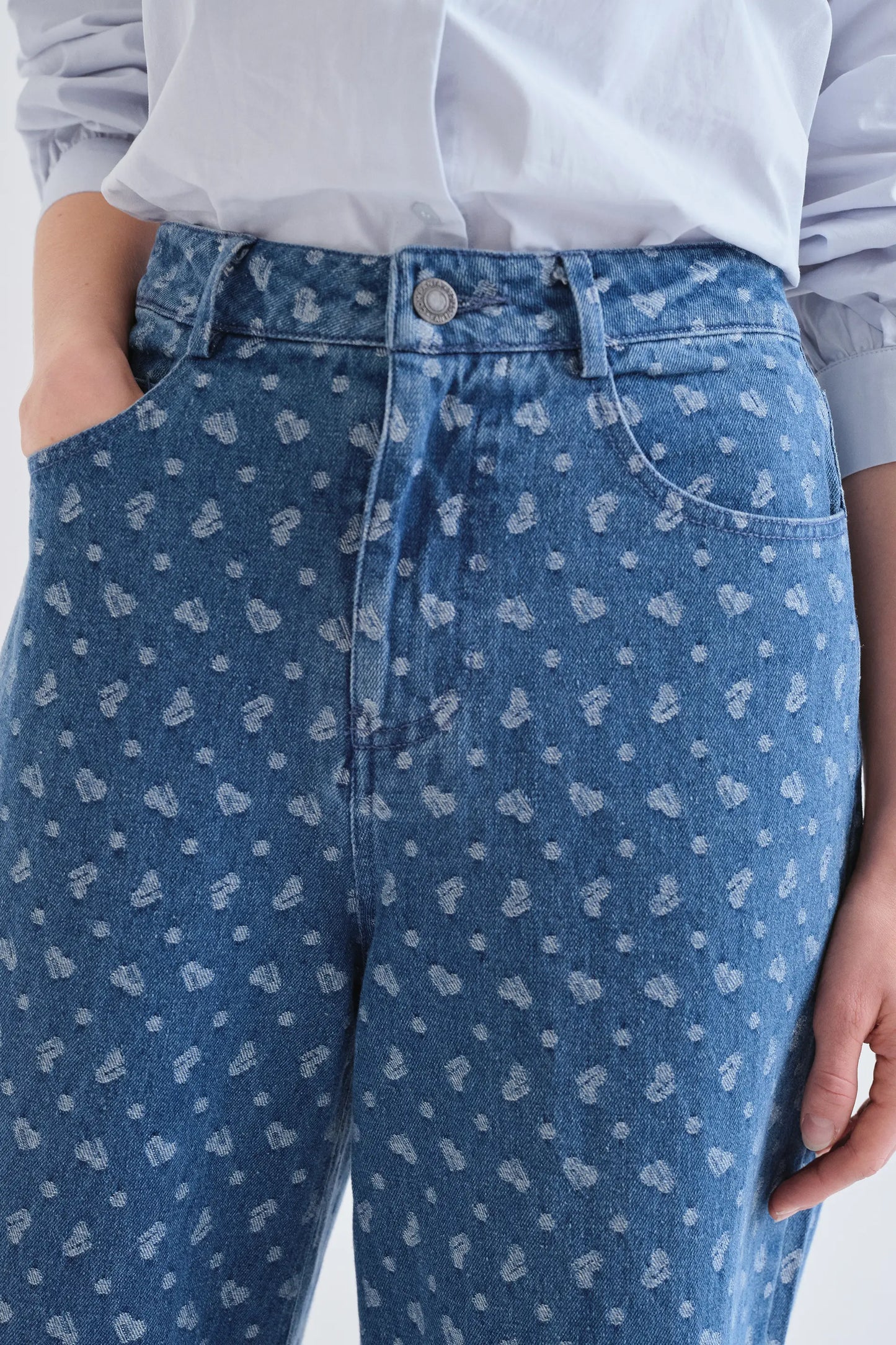 Pantalón vaquero con estampado de corazones
