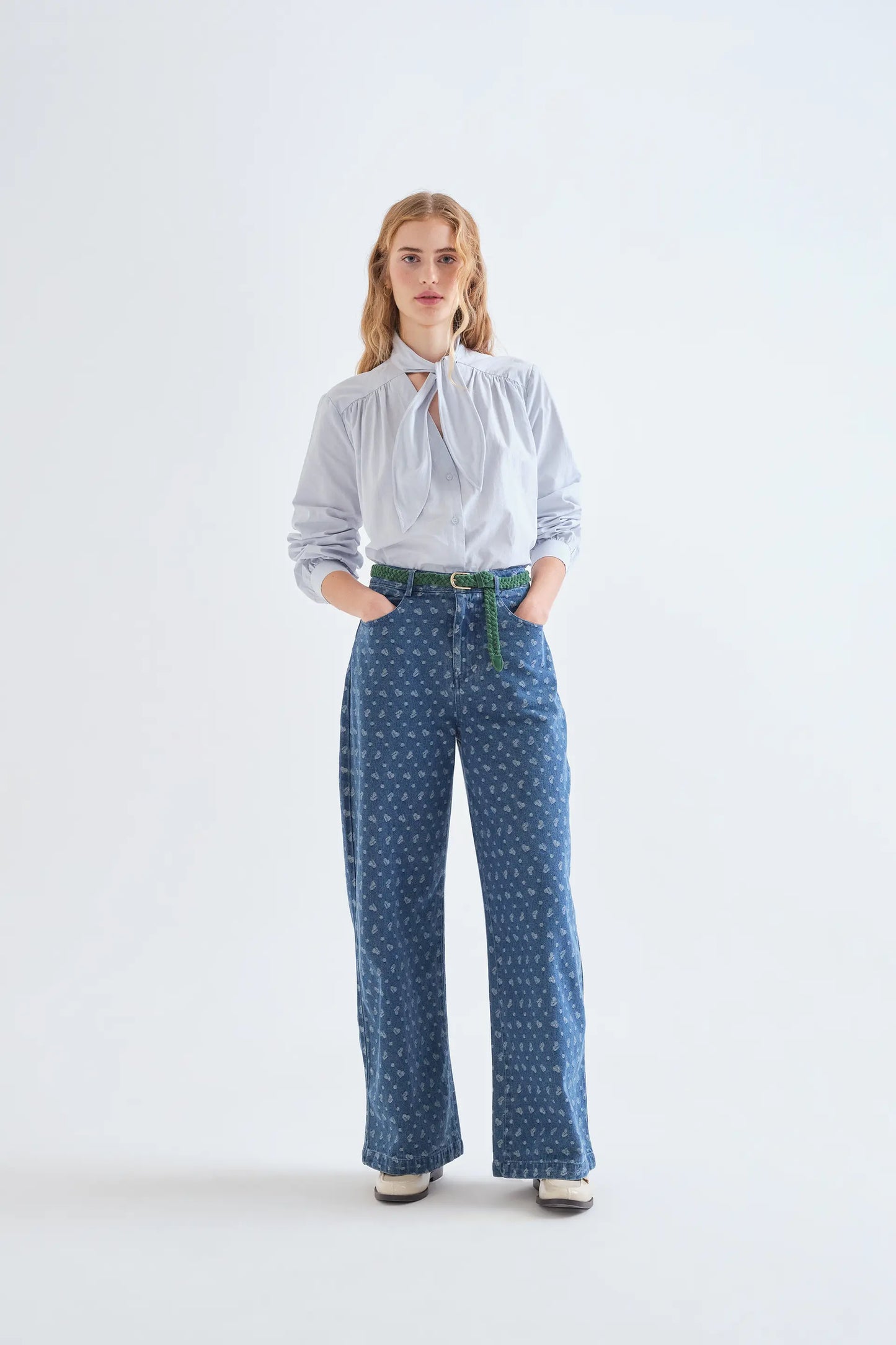 Pantalón vaquero con estampado de corazones