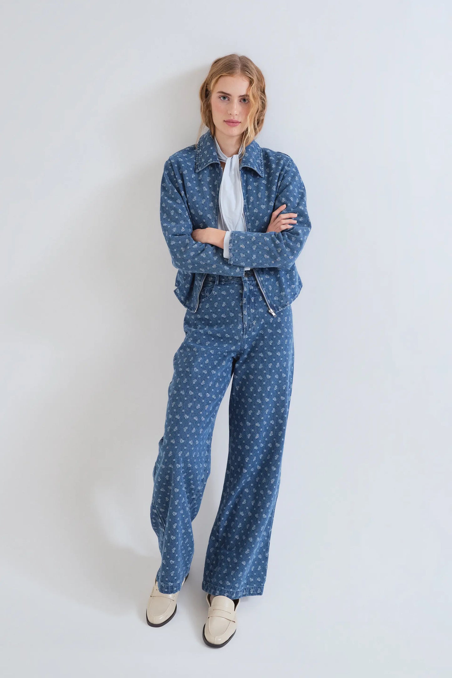 Pantalón vaquero con estampado de corazones