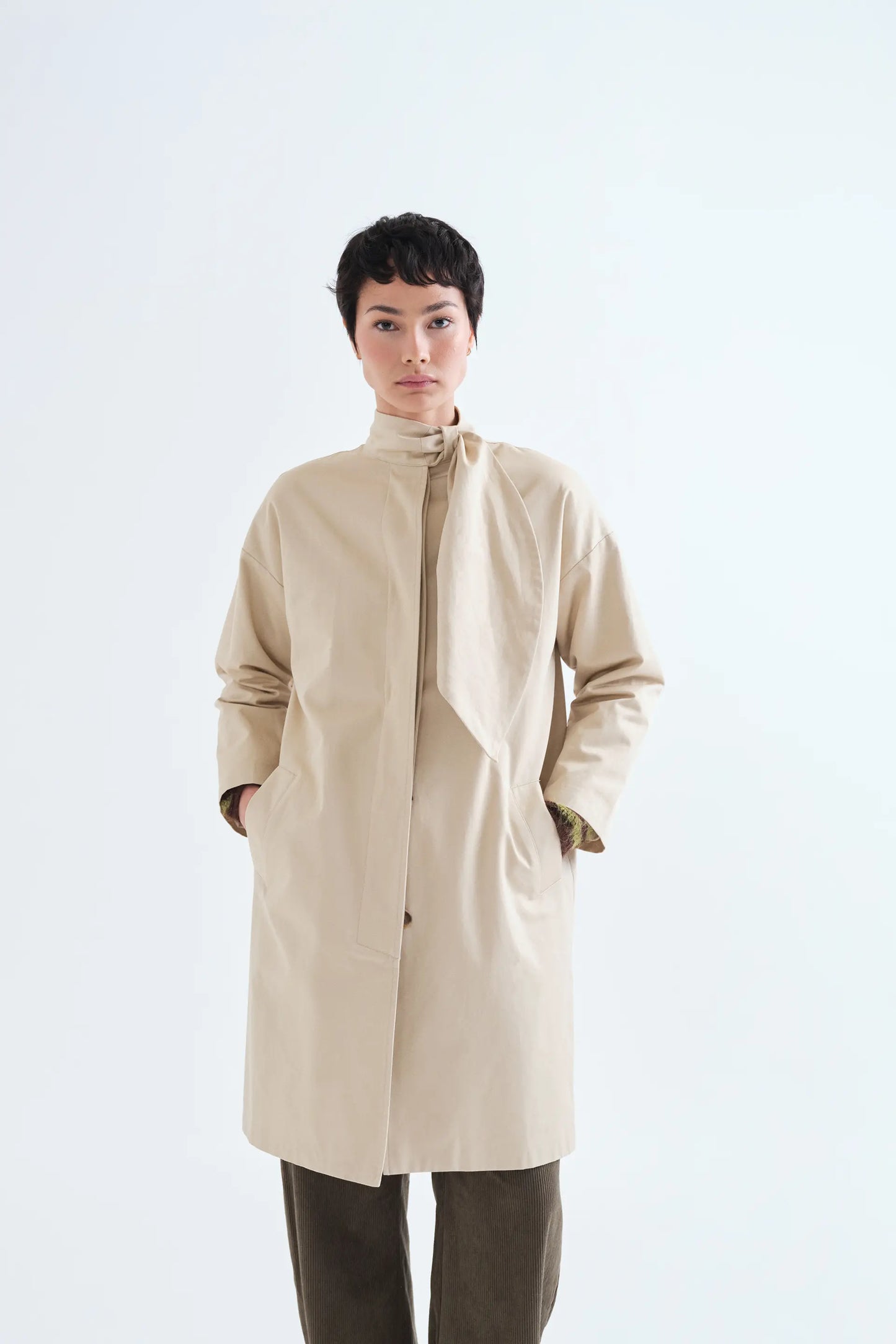 Trench allacciato beige