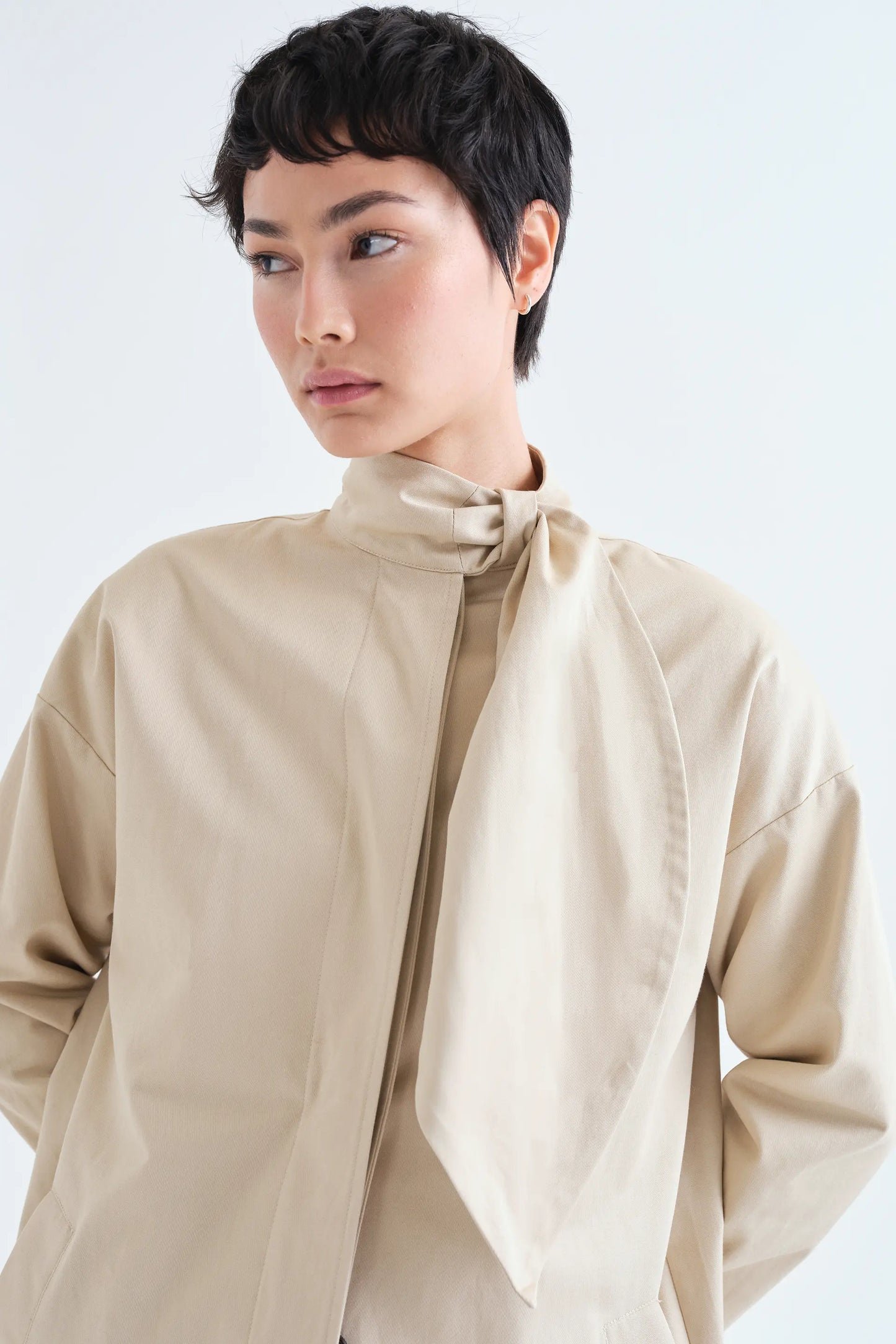 Trench allacciato beige