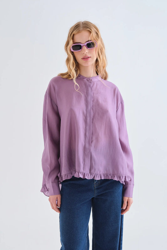 Camisa con pañuelo morado
