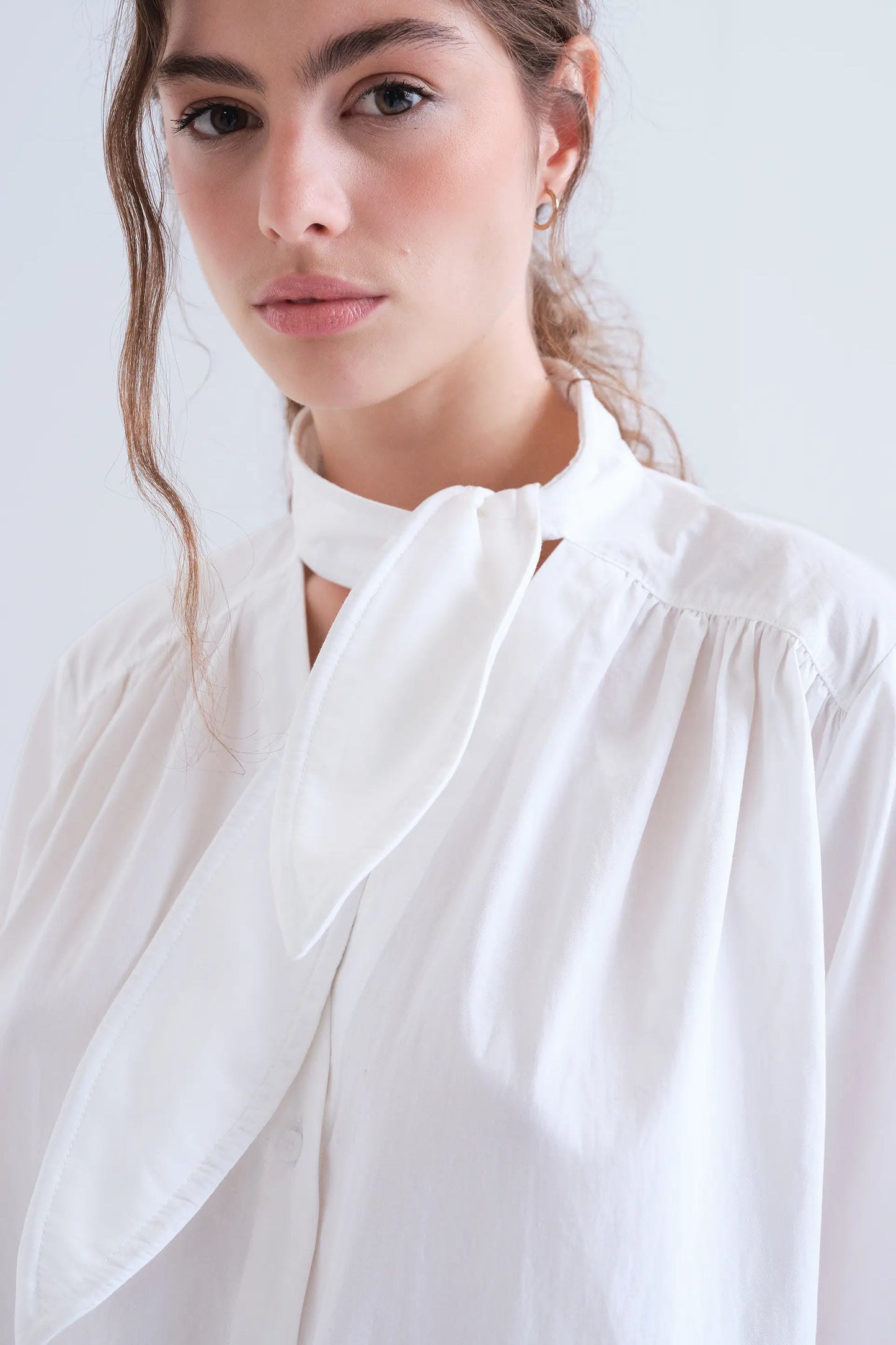 Camicia con fiocco strutturato 100% cotone bianco
