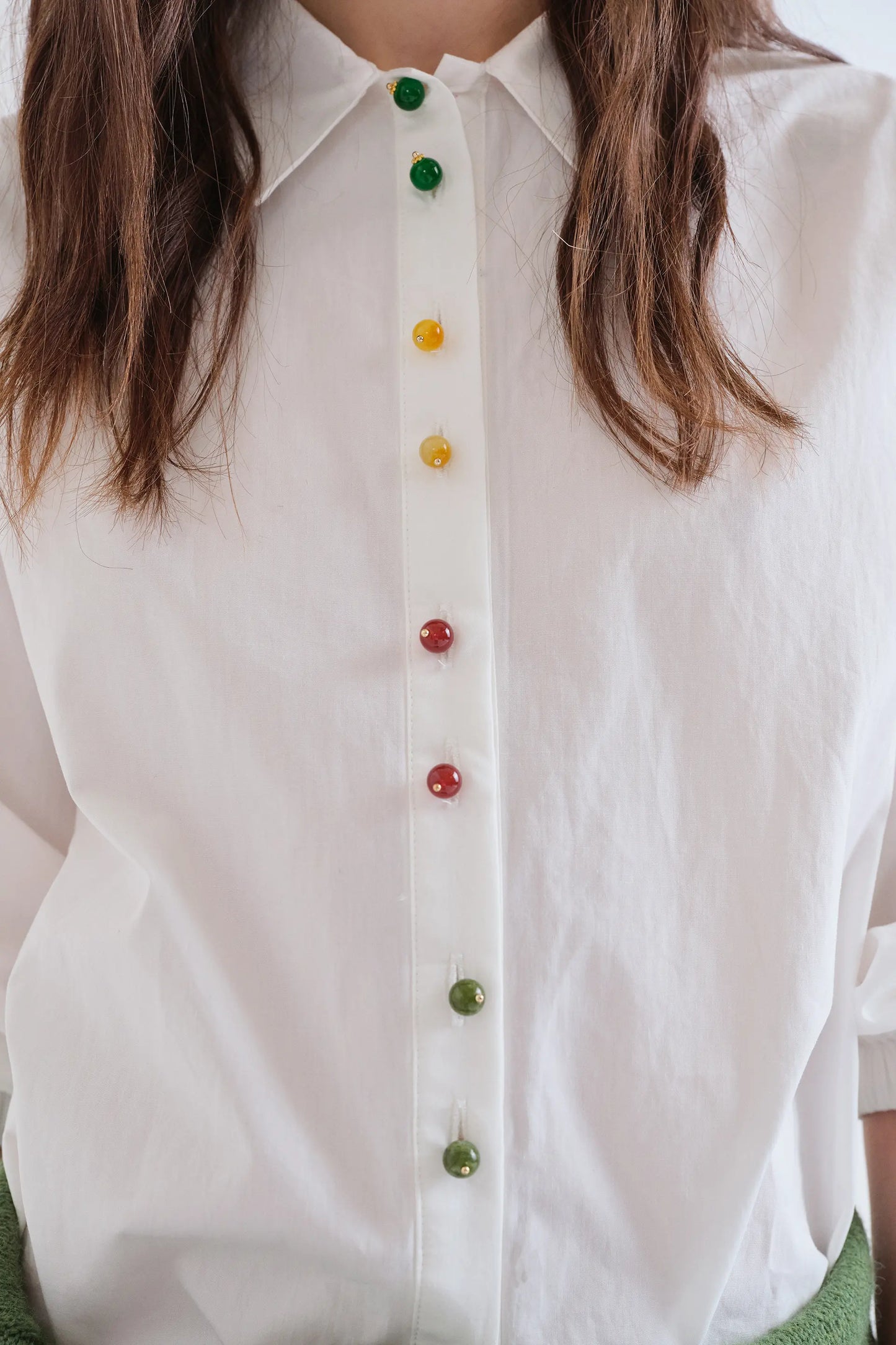 Camicia 100% cotone bianca con bottoni gioiello multicolor