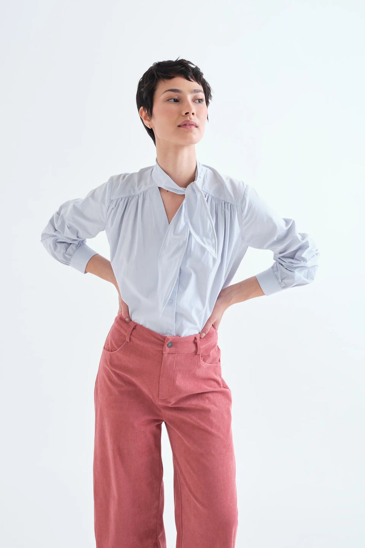 Camicia strutturata con fiocco 100% cotone azzurra