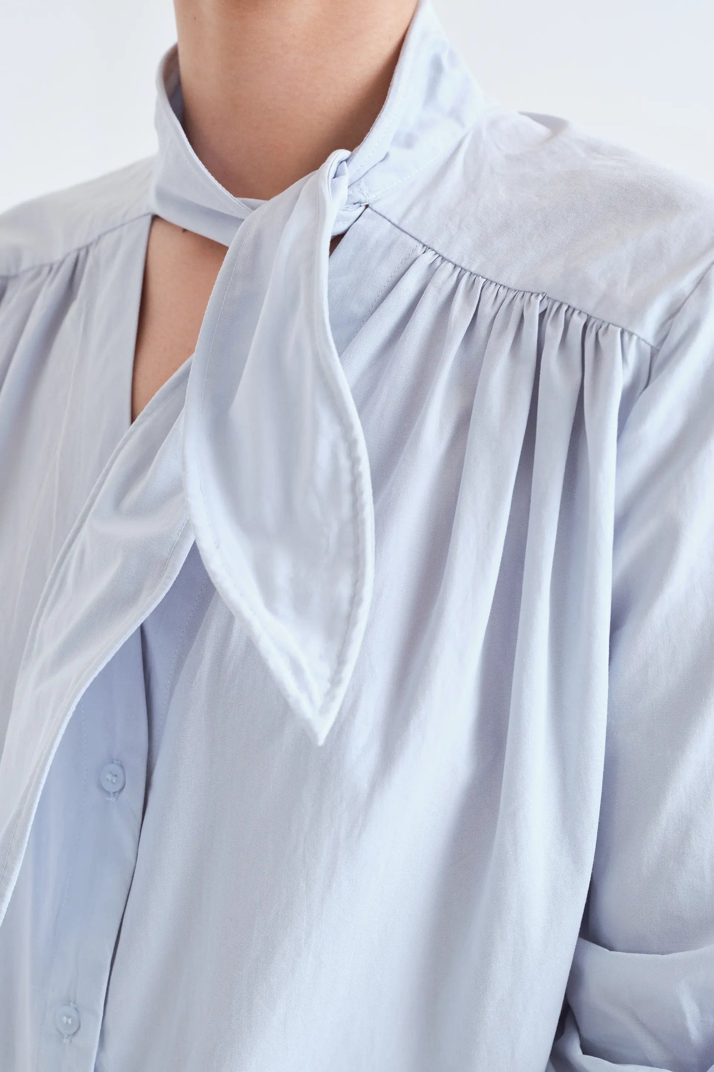Camicia strutturata con fiocco 100% cotone azzurra