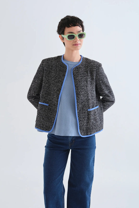 Chaqueta tweed negra con detalles azul claro