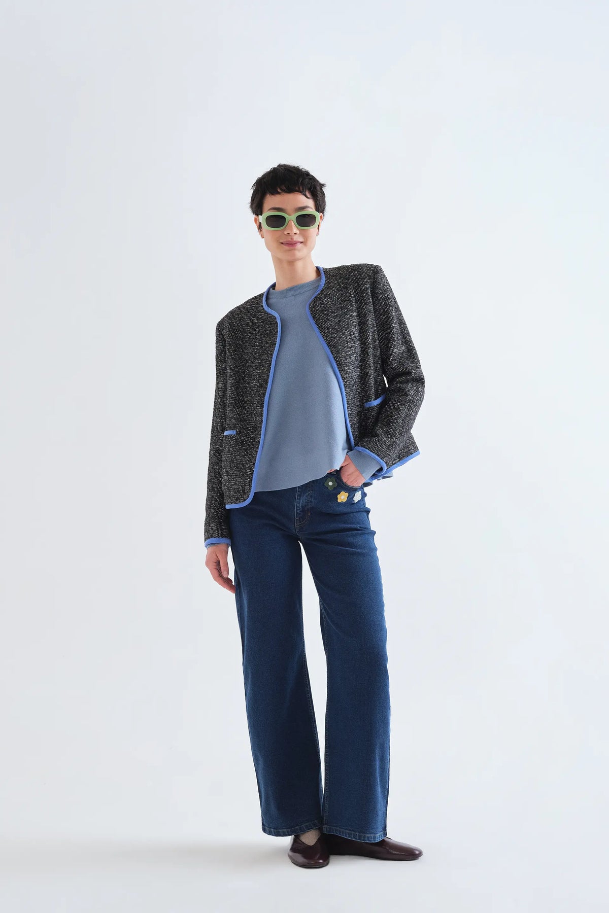 Chaqueta tweed negra con detalles azul claro