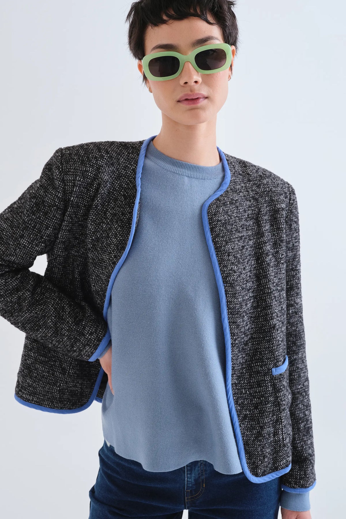 Chaqueta tweed negra con detalles azul claro