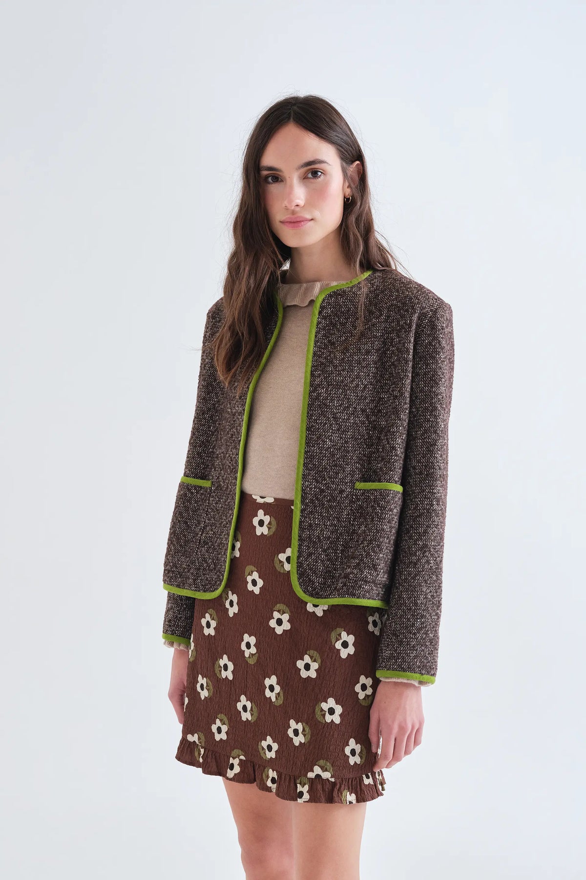 Giacca in tweed marrone con dettagli verde chiaro