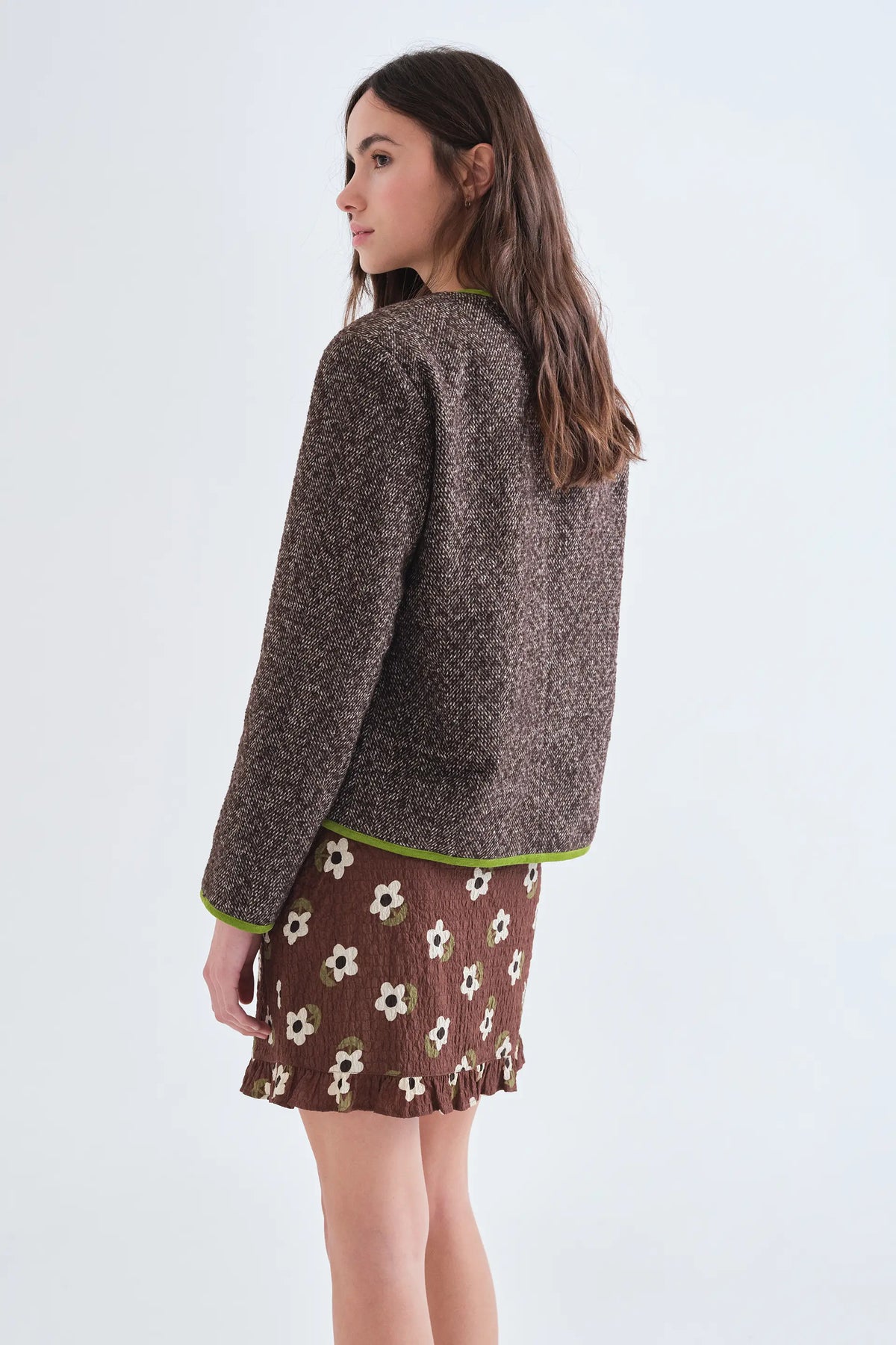 Giacca in tweed marrone con dettagli verde chiaro