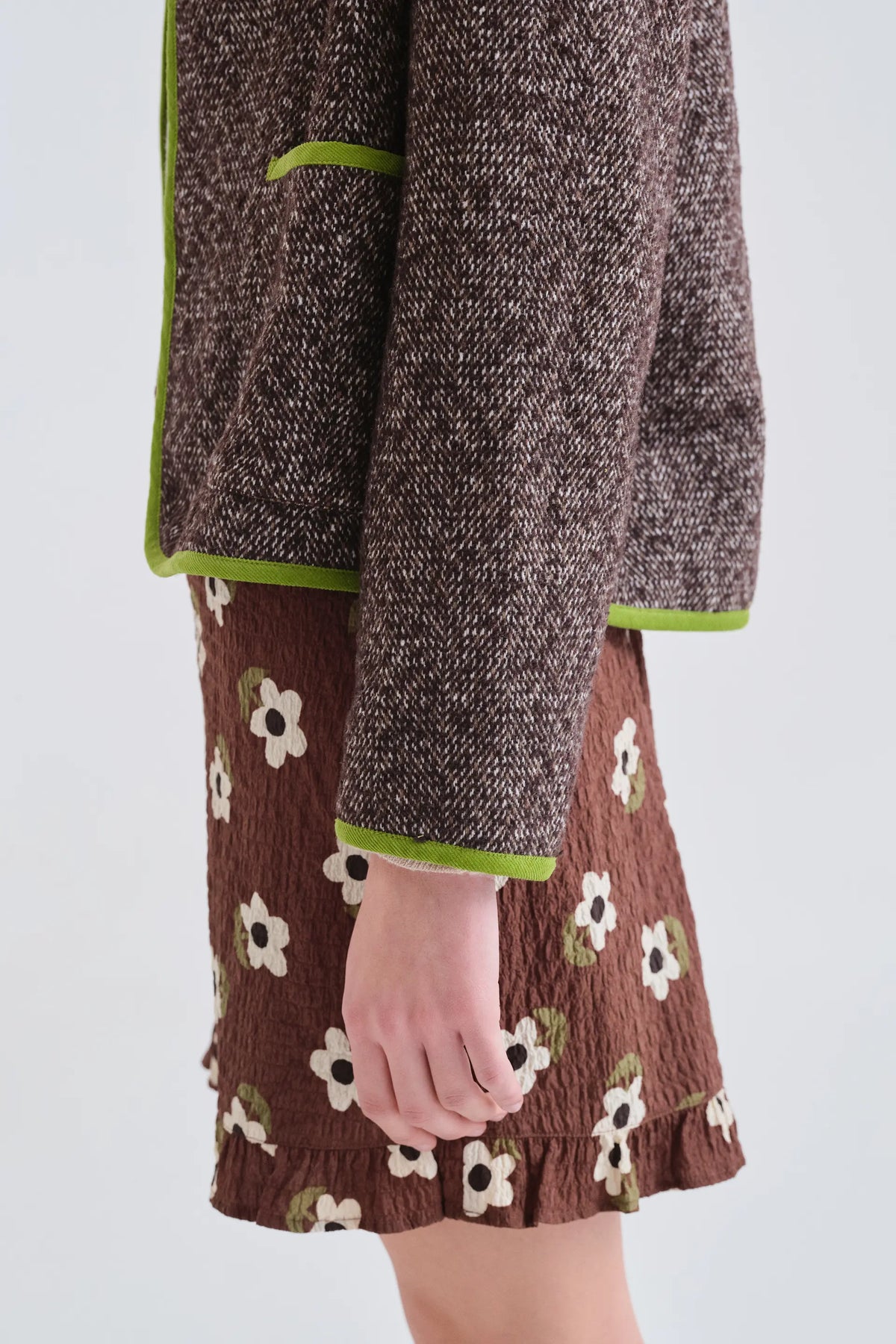 Giacca in tweed marrone con dettagli verde chiaro
