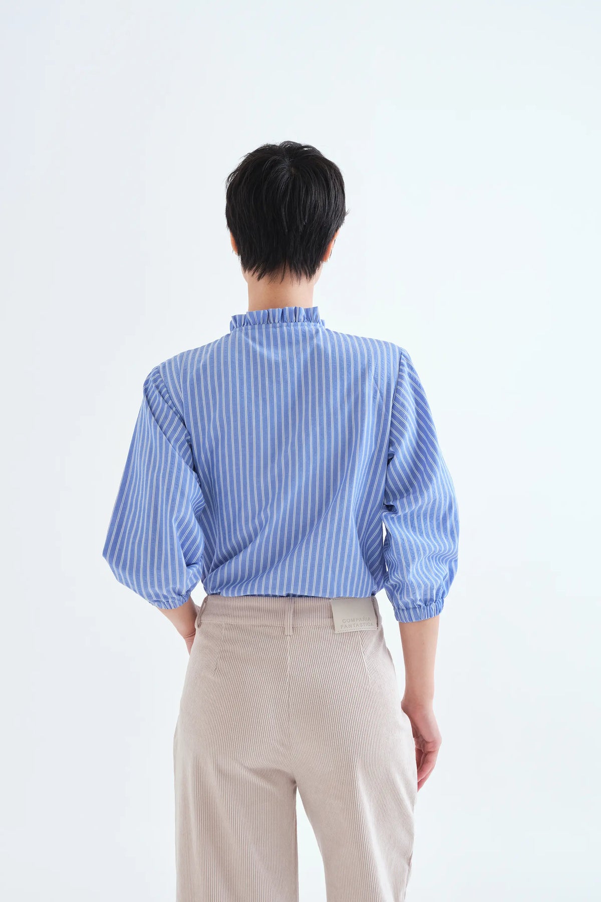 Camisa de rayas azul con detalle de volantes