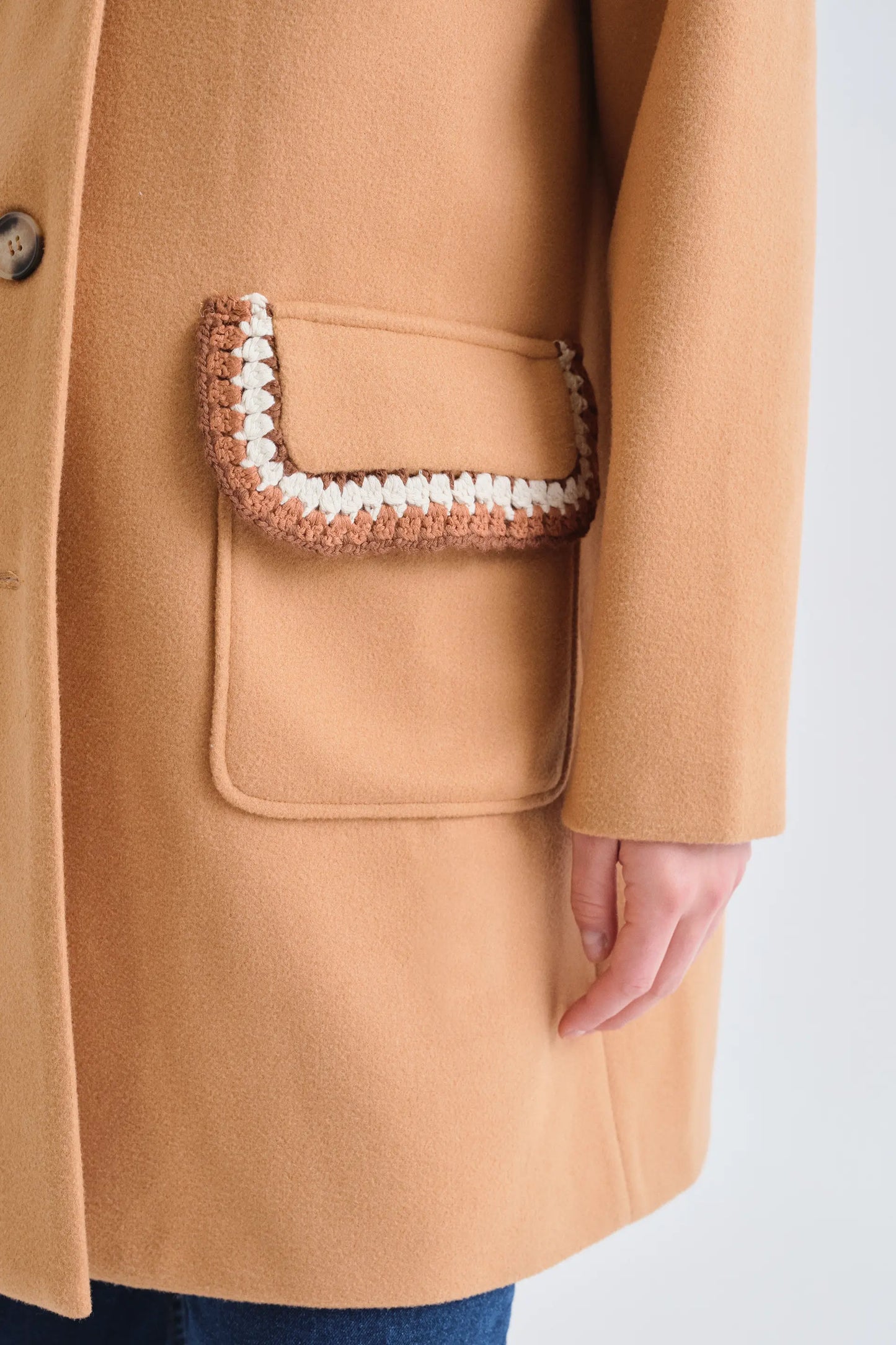 Abrigo camel con detalles bordados