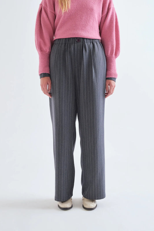 Pantalón con estampado de rayas finas grises