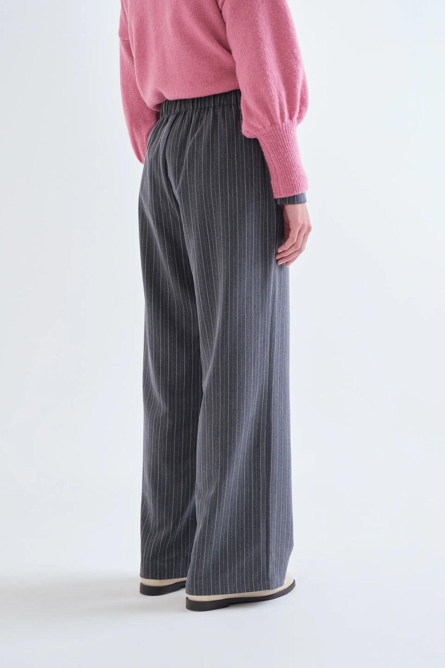 Pantalón con estampado de rayas finas grises