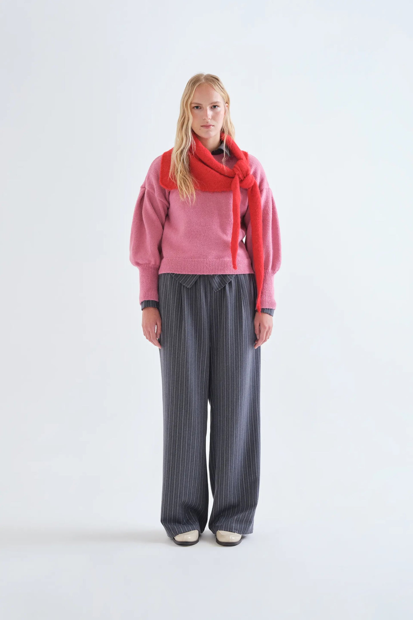 Pantalón con estampado de rayas finas grises