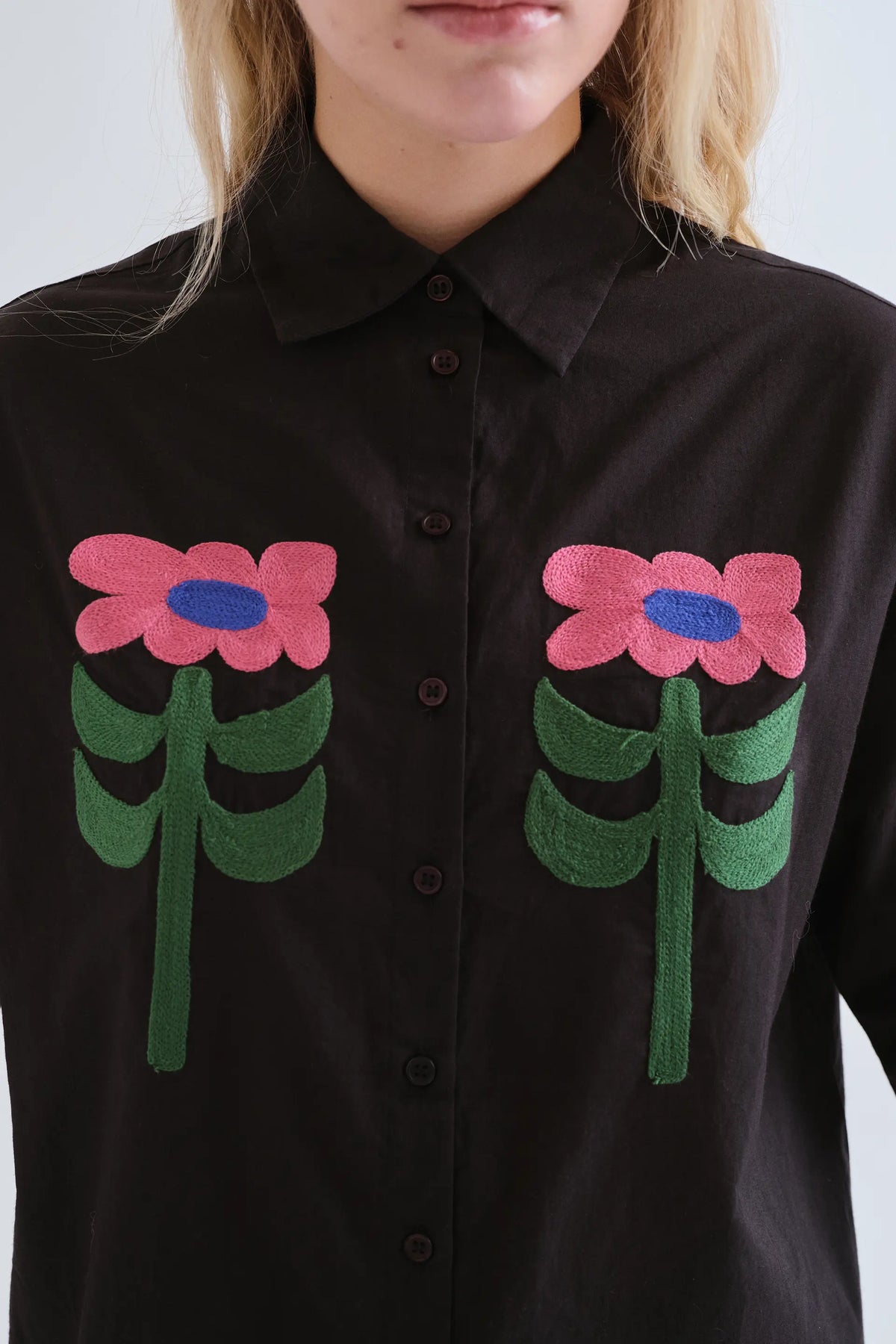 Camisa negra con bordado floral Neo Garden