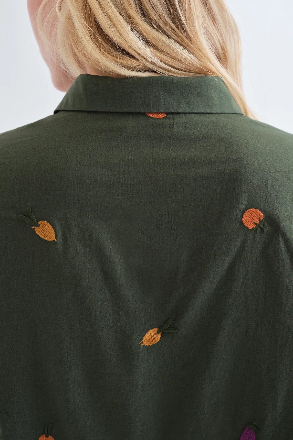 Camisa 100% algodón con bordados de vegetales