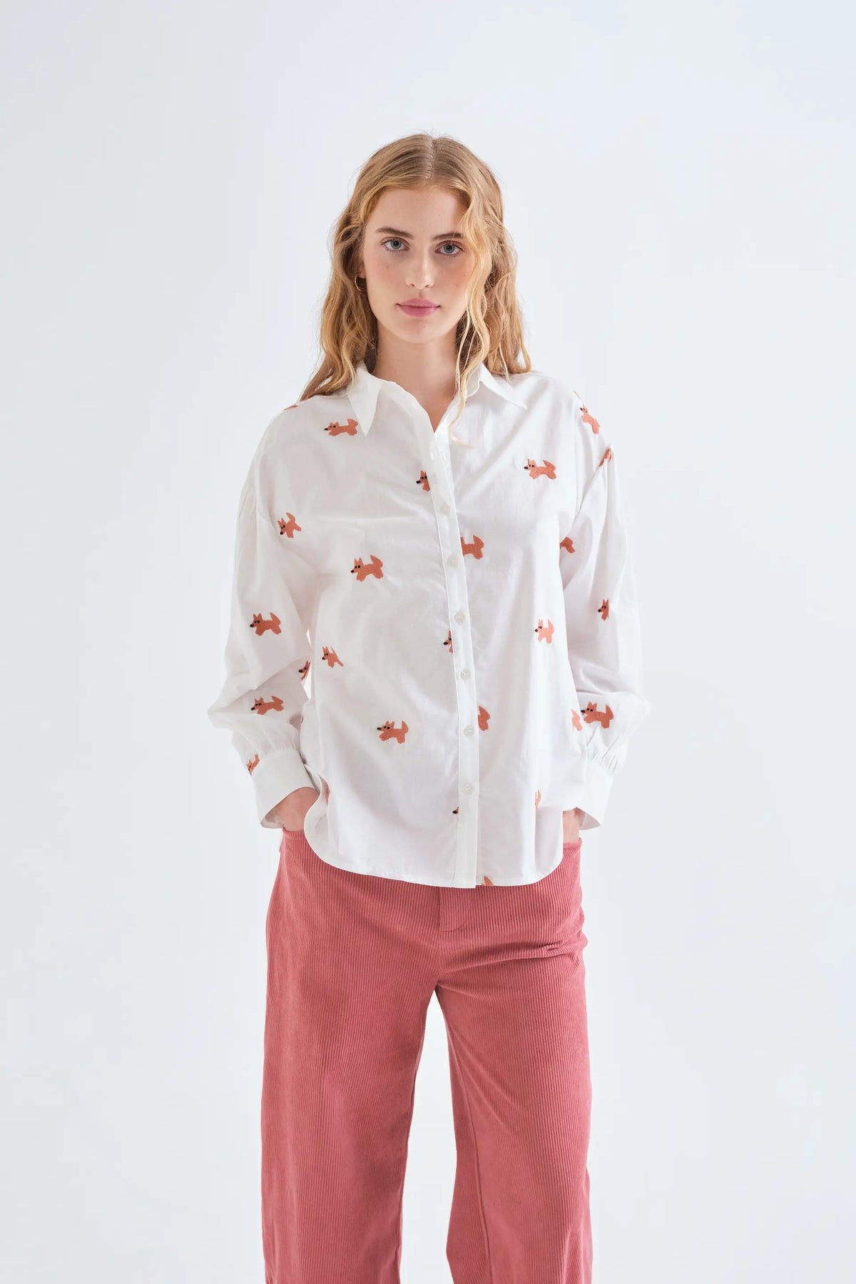 Camicia 100% cotone con ricamo di volpi