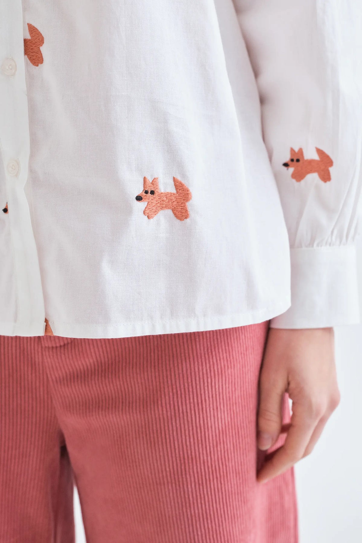 Camicia 100% cotone con ricamo di volpi