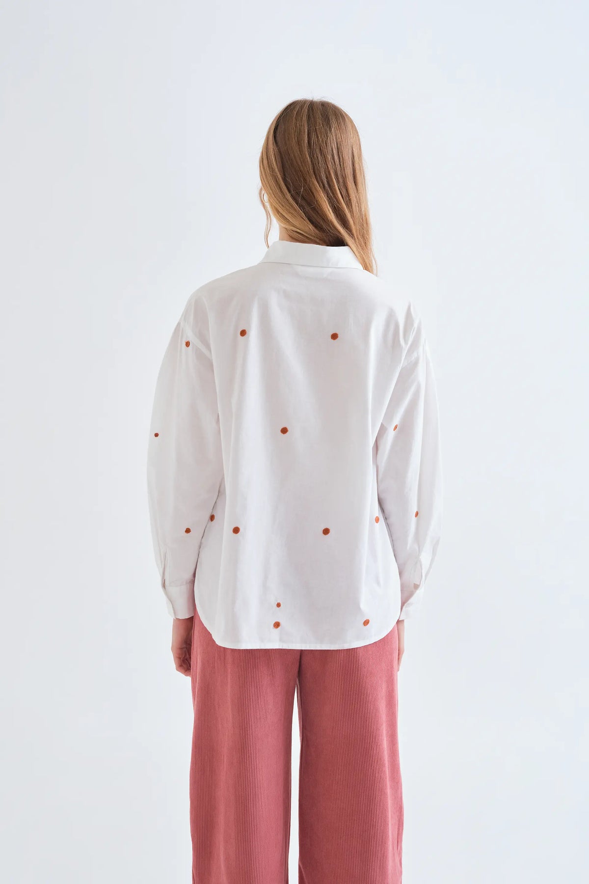 Camisa 100% algodón con bordado de caracoles
