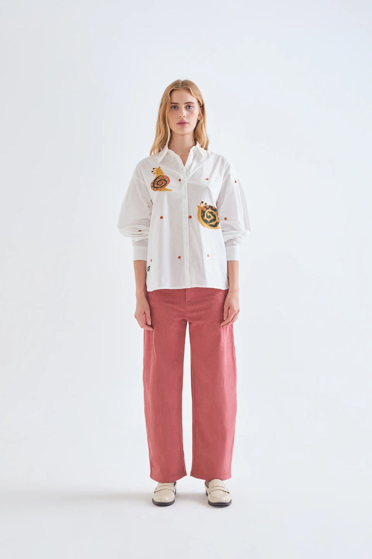 Camisa 100% algodón con bordado de caracoles