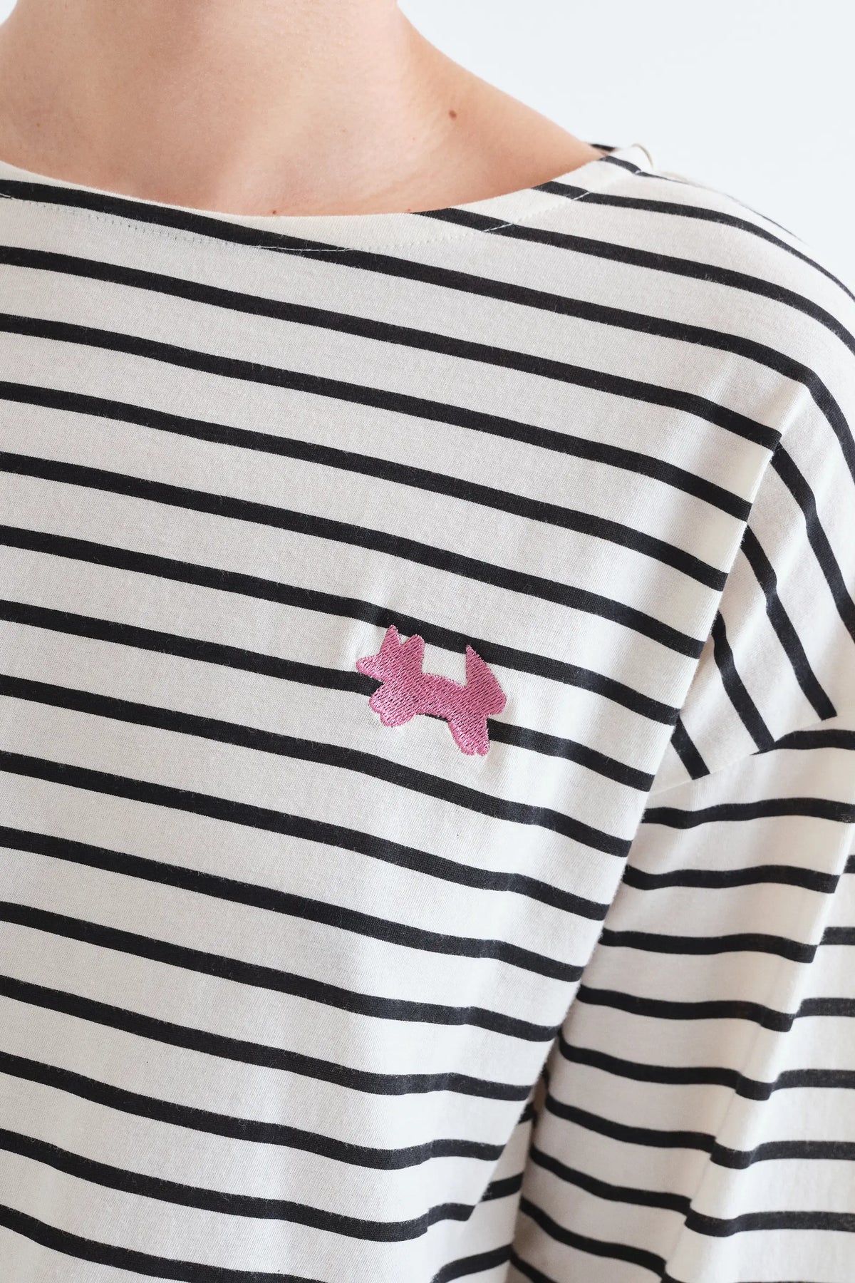 Camiseta 100% algodón con estampados de rayas negra