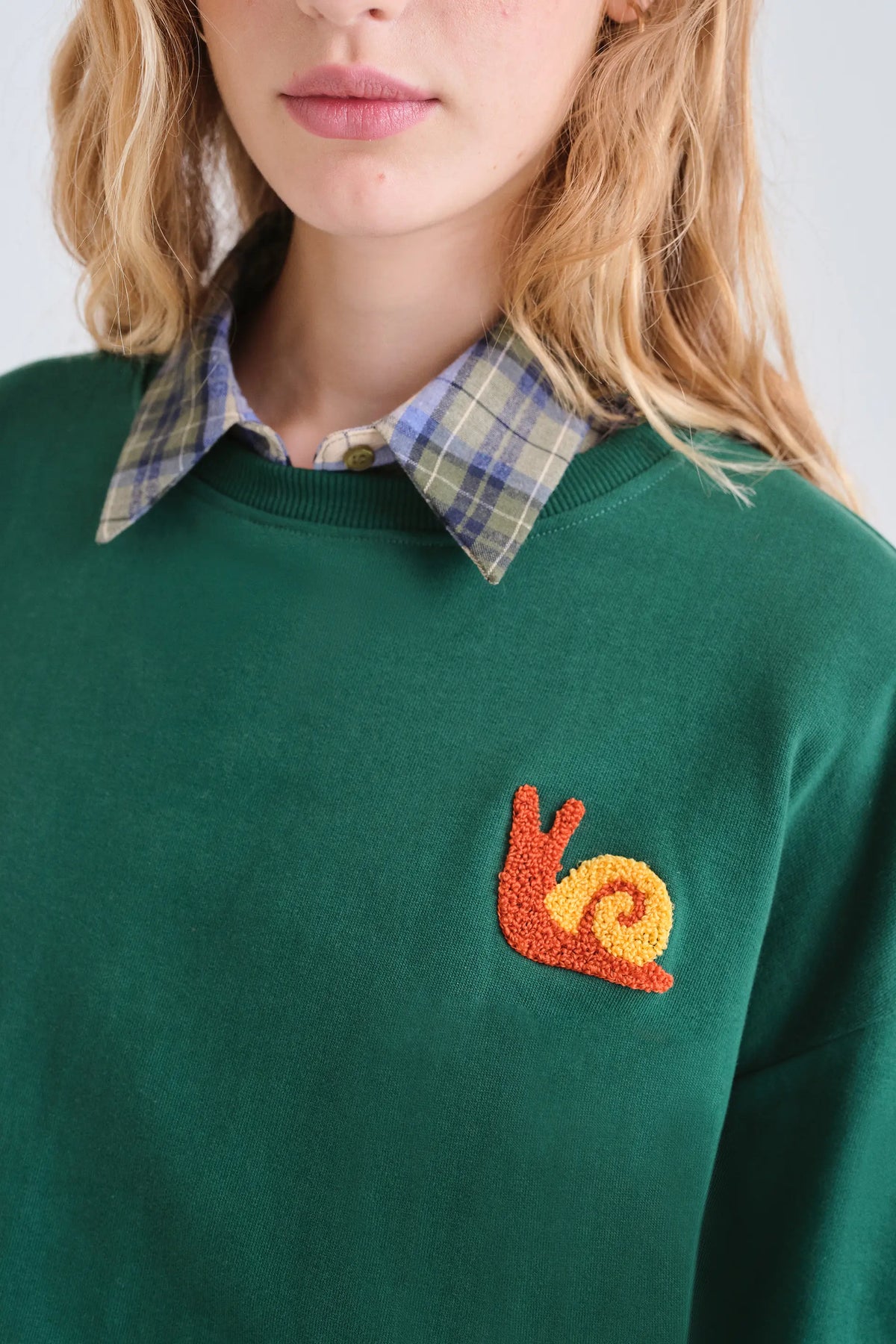 Sudadera 100% algodón verde con parche de caracol