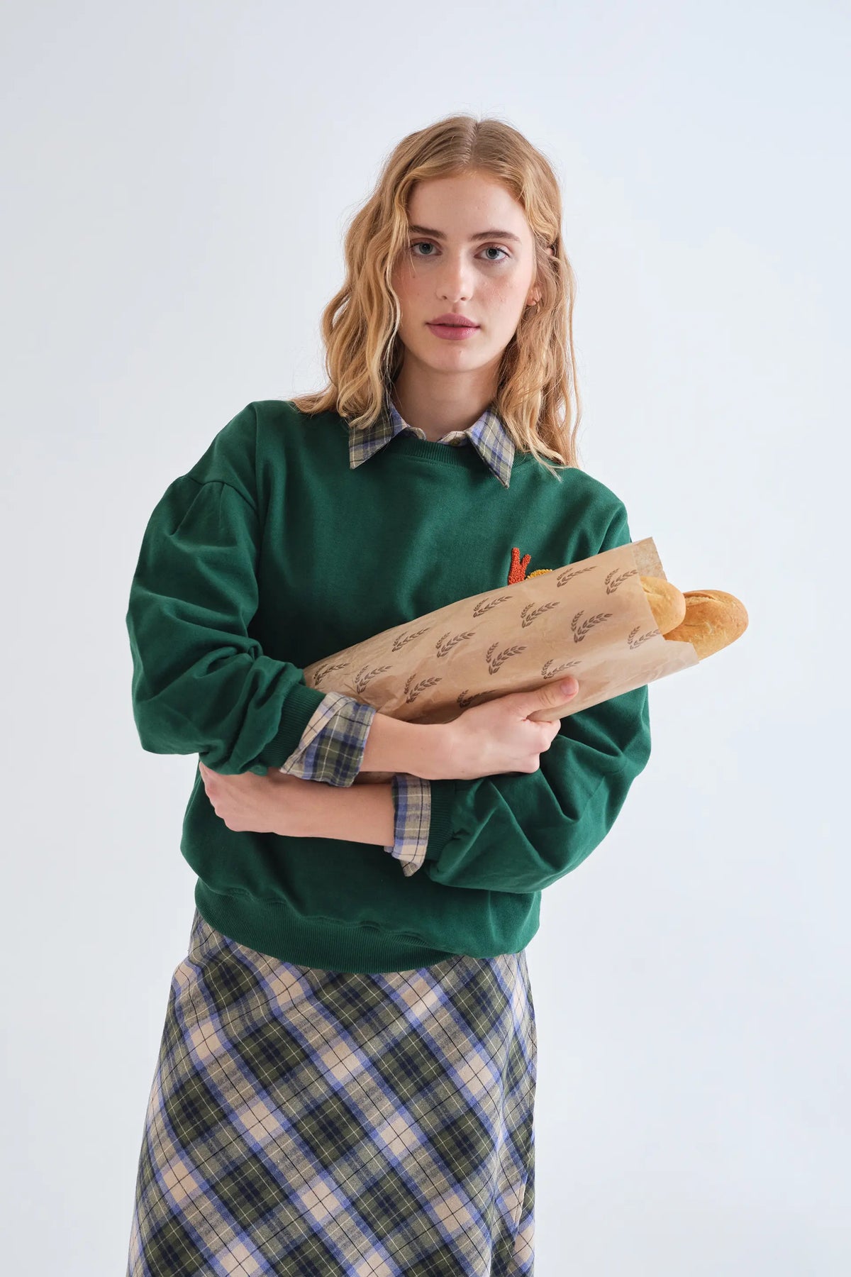 Sudadera 100% algodón verde con parche de caracol