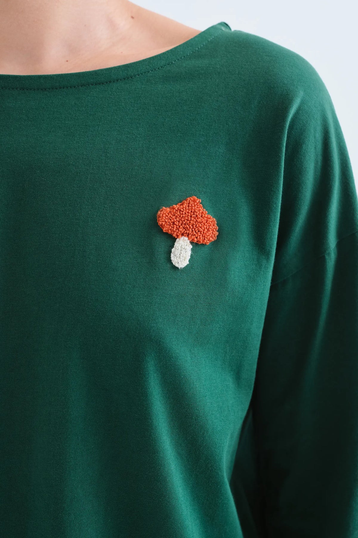 Camiseta 100% algodón verde con parche de hongo