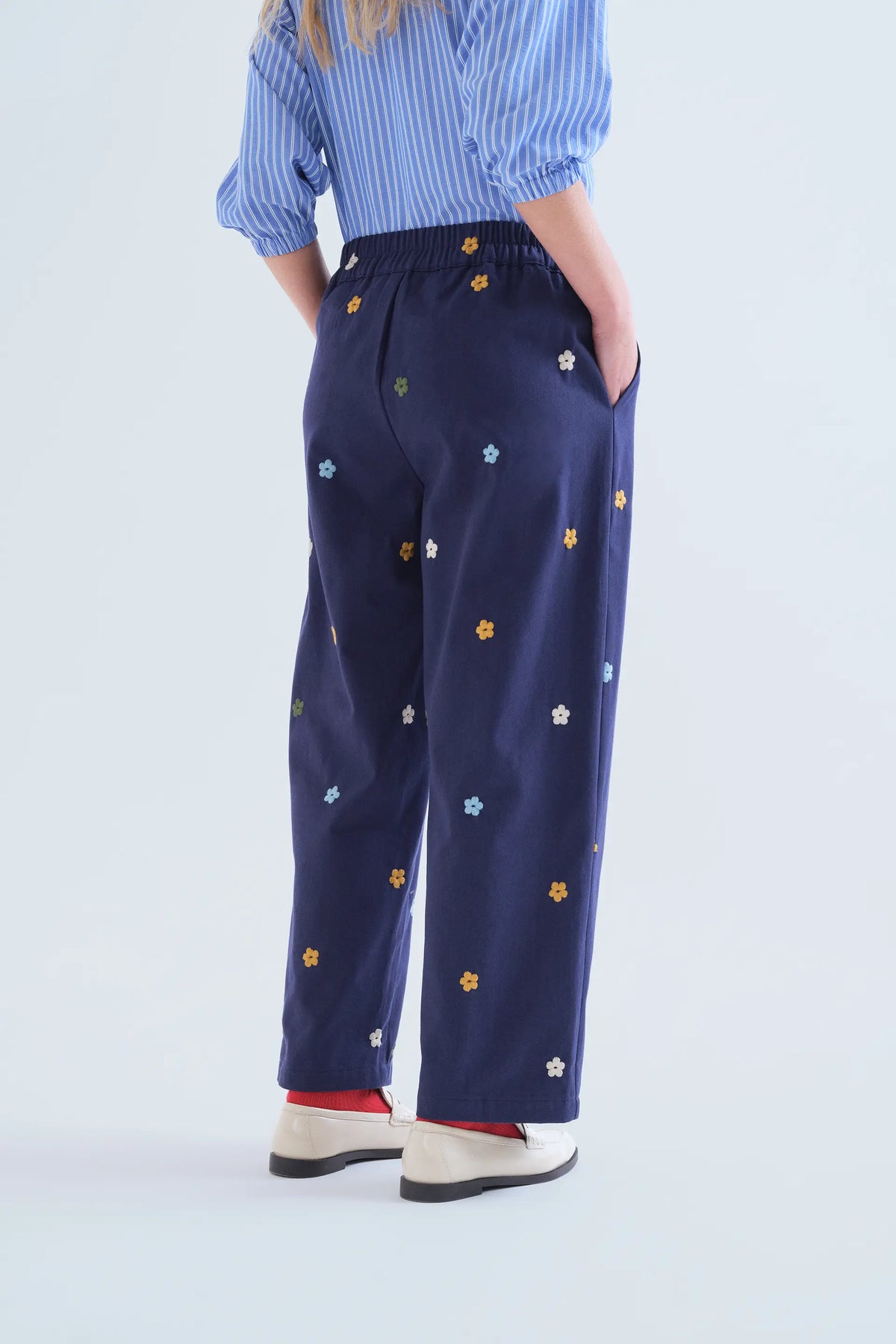 Pantalone 100% cotone blu navy con ricamo floreale