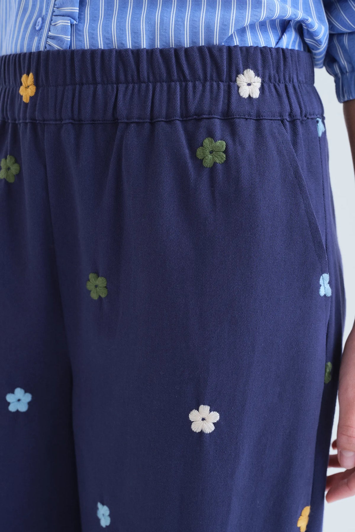 Pantalone 100% cotone blu navy con ricamo floreale