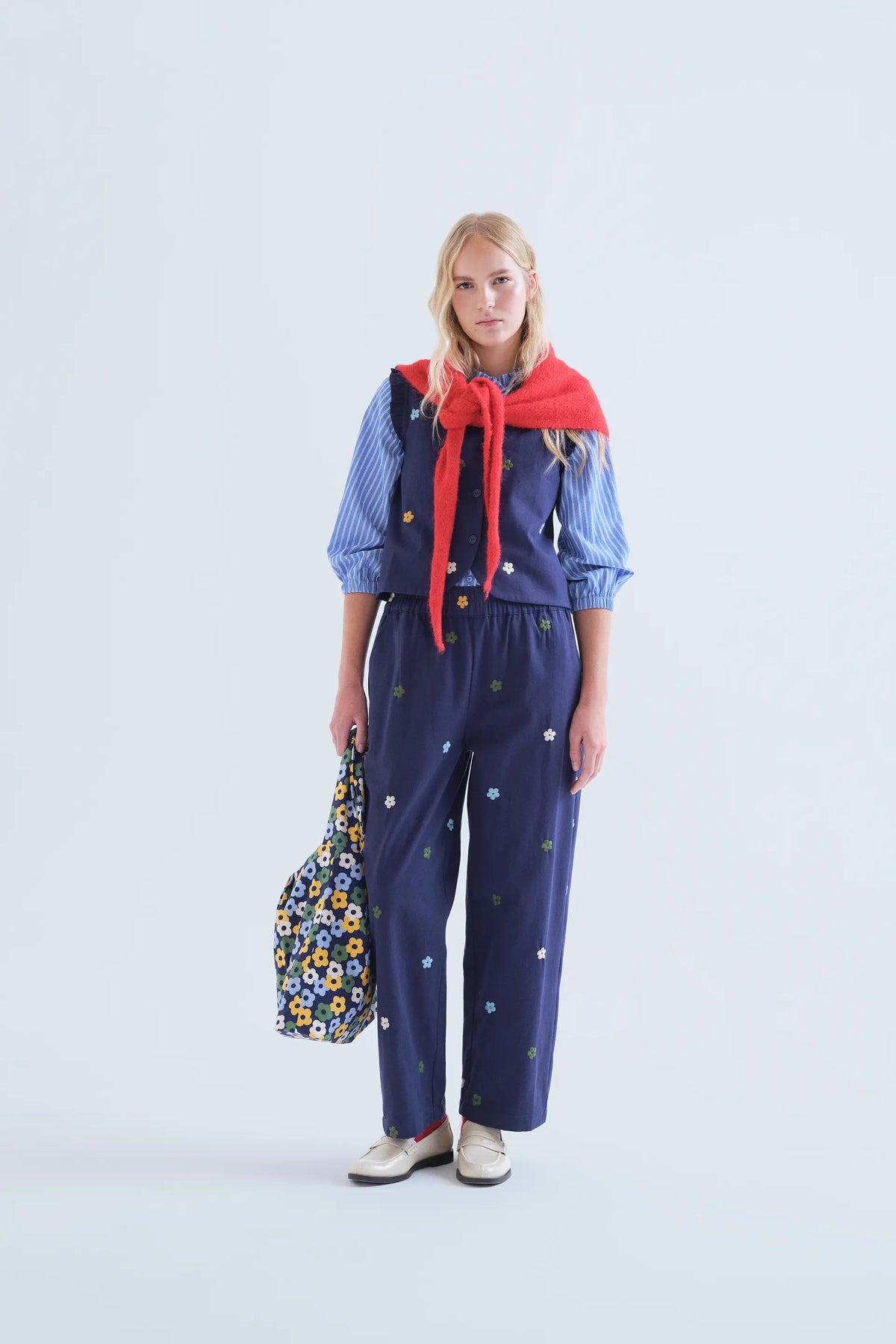 Pantalone 100% cotone blu navy con ricamo floreale