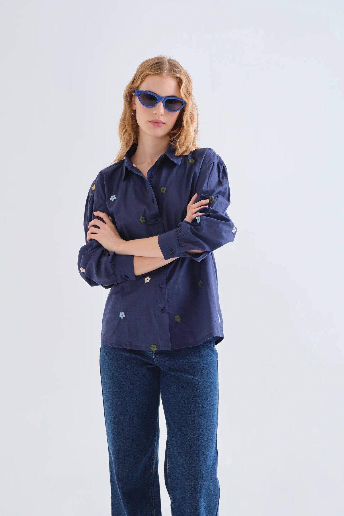 Camicia 100% cotone blu navy con ricamo floreale 