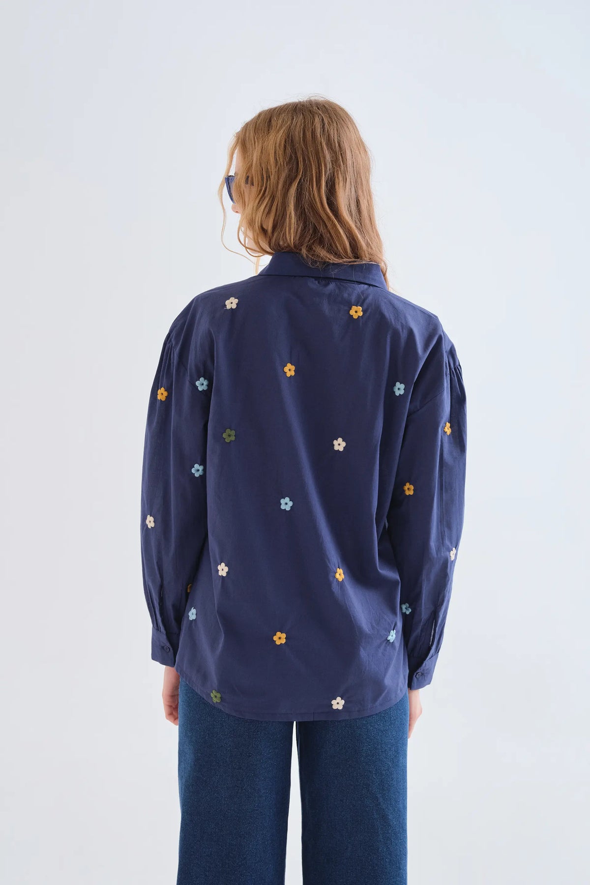 Camicia 100% cotone blu navy con ricamo floreale 