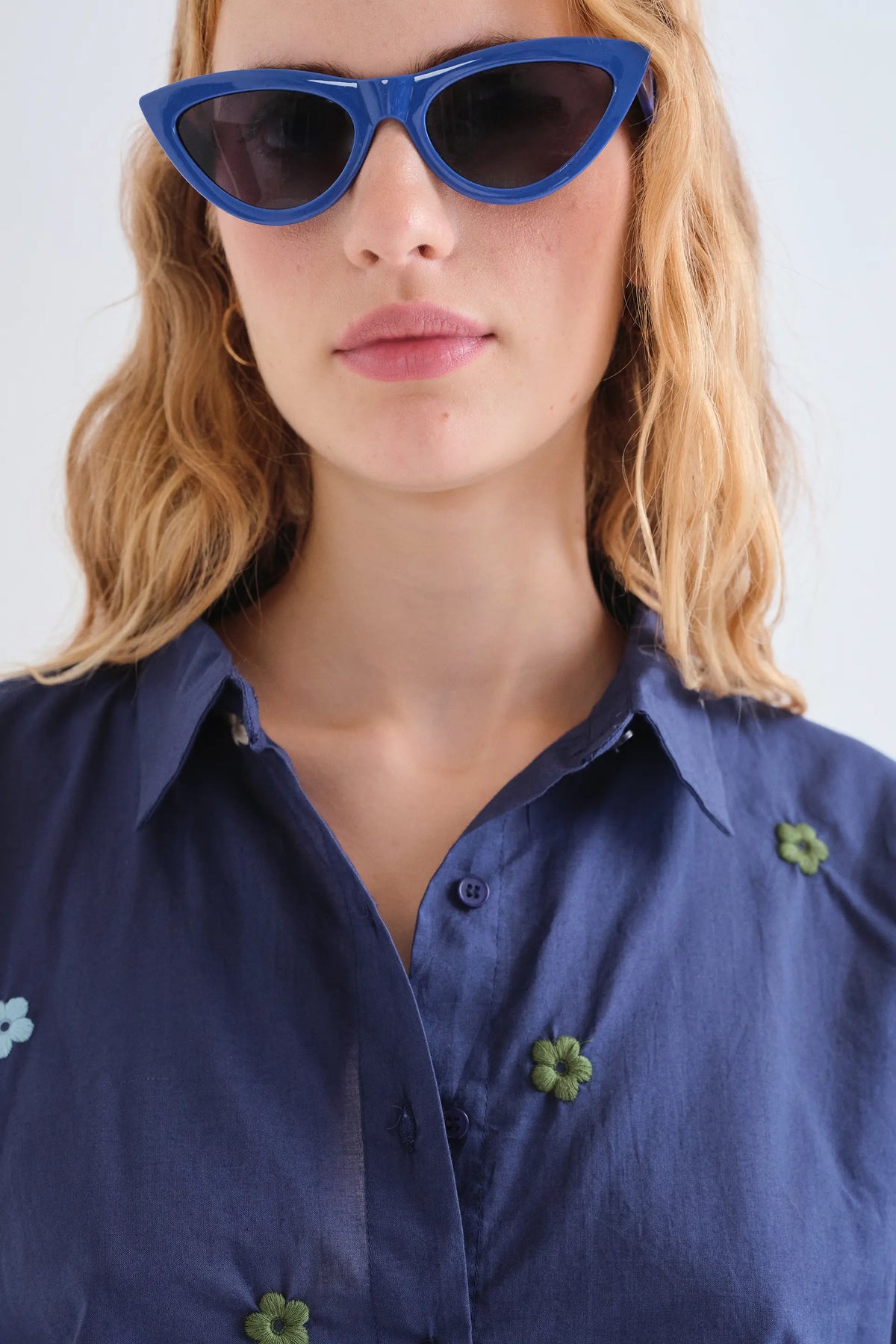 Camicia 100% cotone blu navy con ricamo floreale 