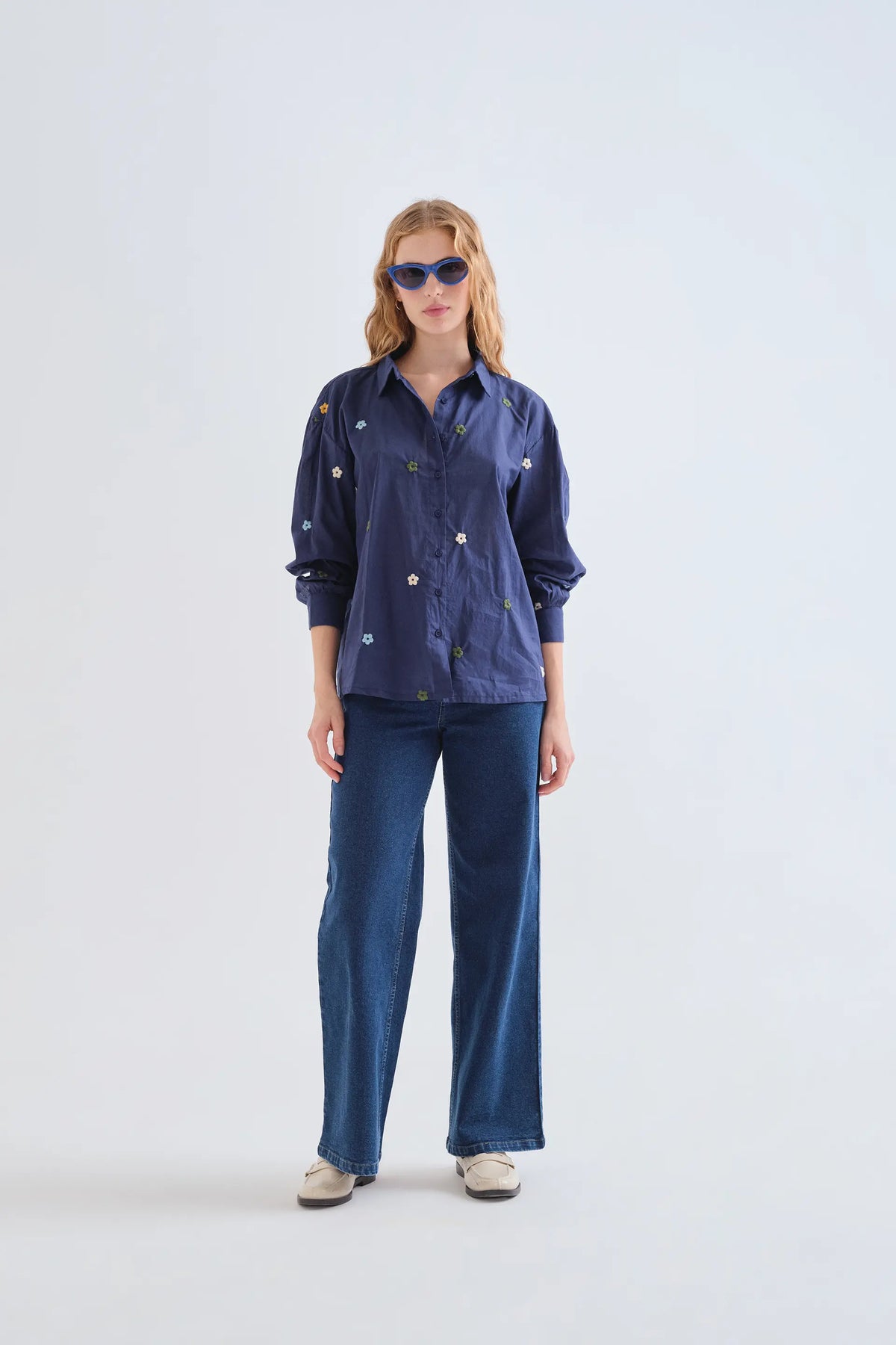 Camicia 100% cotone blu navy con ricamo floreale 