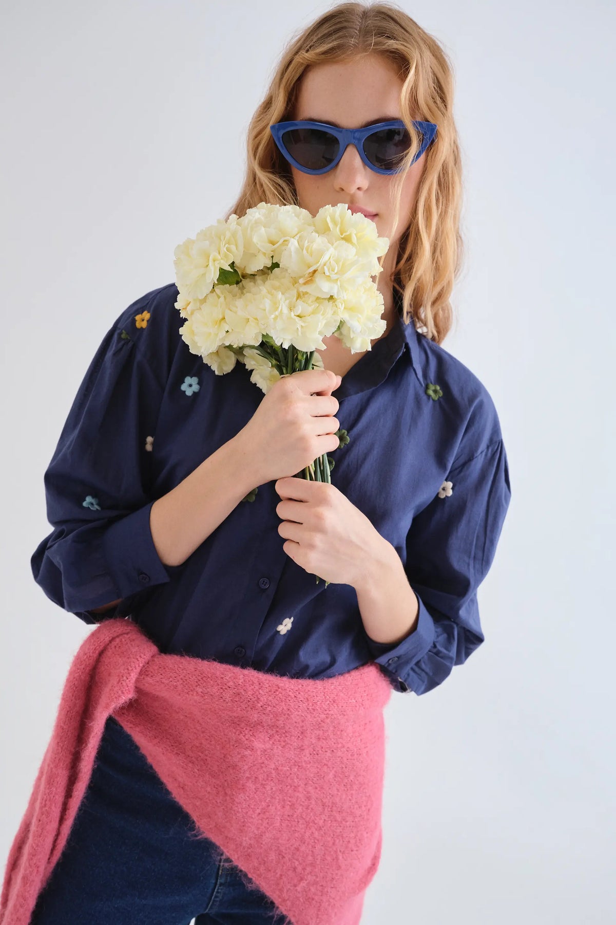Camicia 100% cotone blu navy con ricamo floreale 