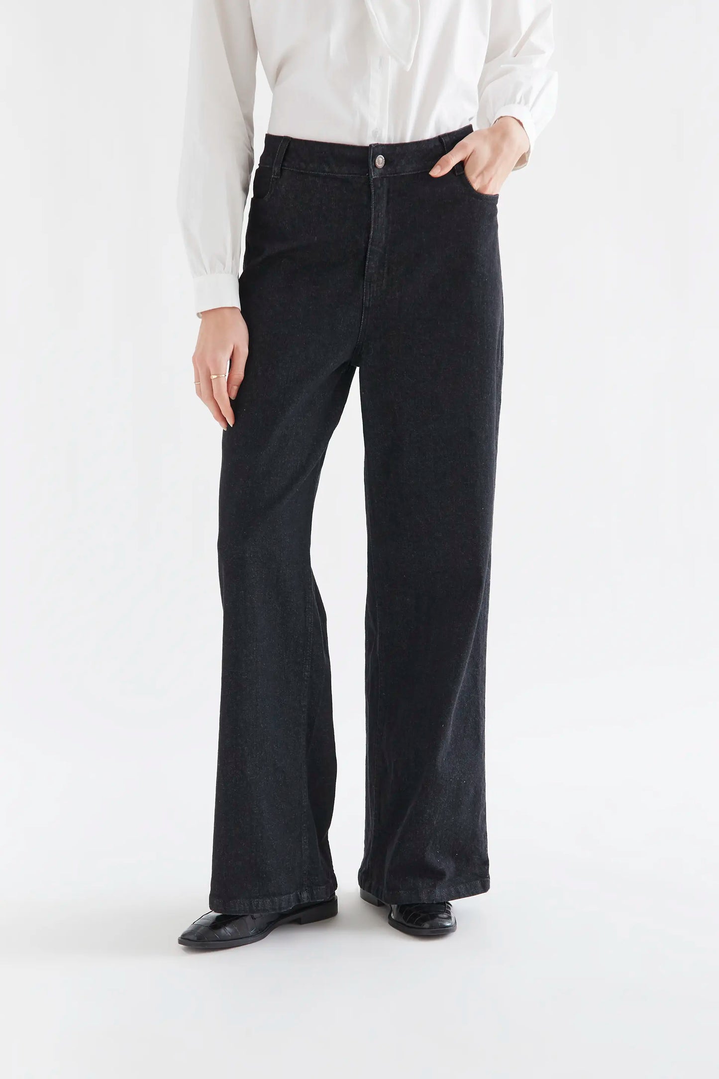 Pantalón vaquero negro con bolsillos de corazones