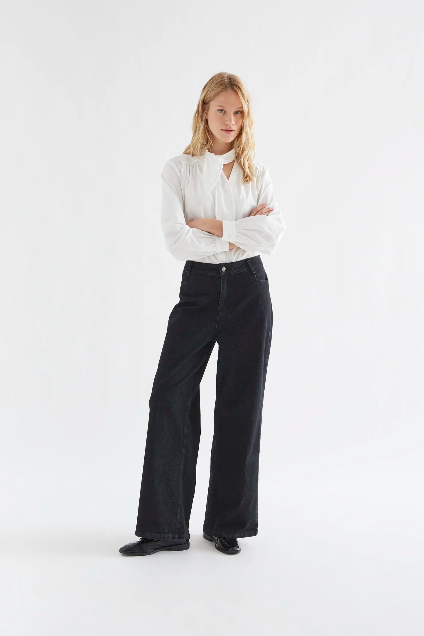 Pantalón vaquero negro con bolsillos de corazones