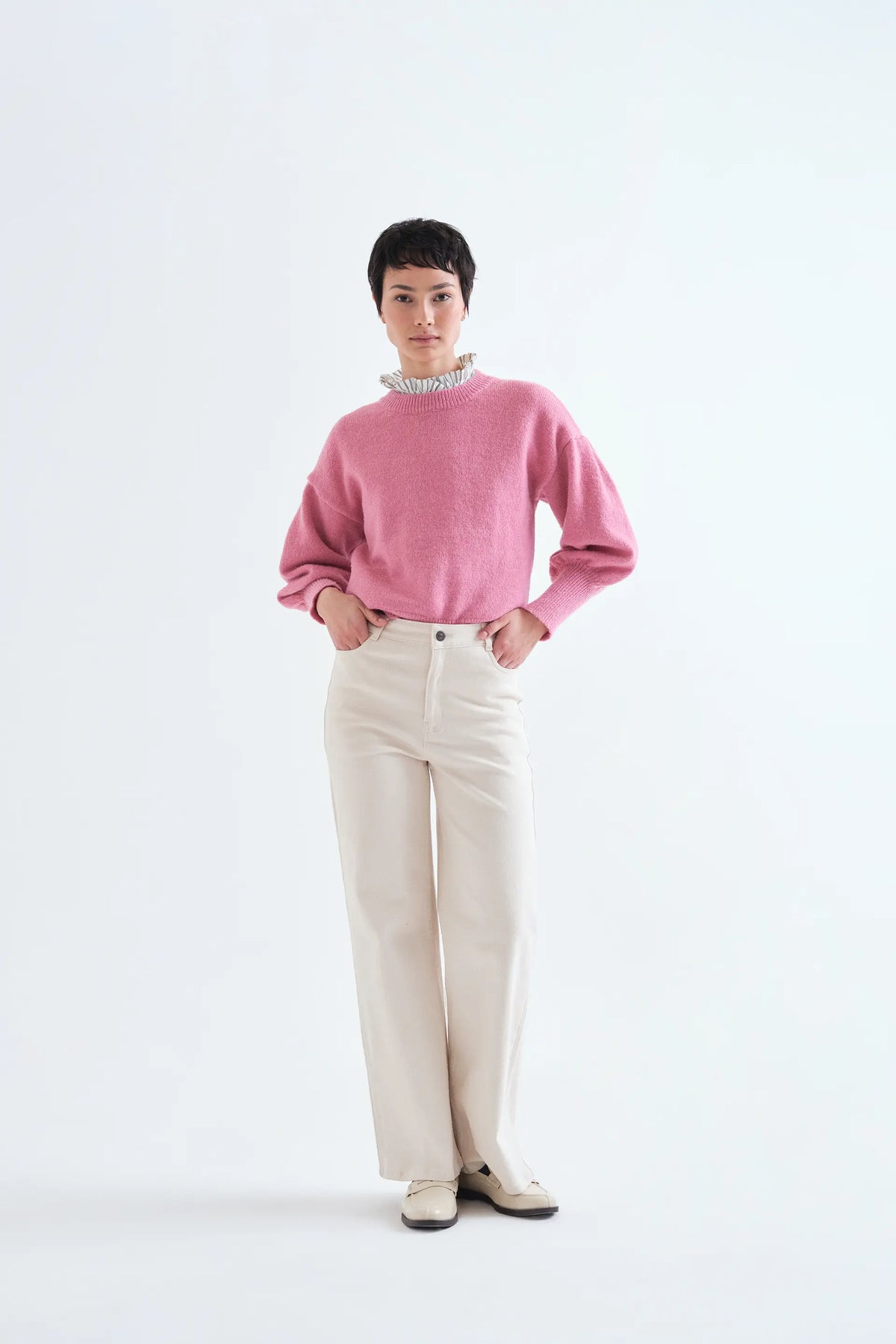 Pantalón vaquero blanco crudo con bolsillos de corazones