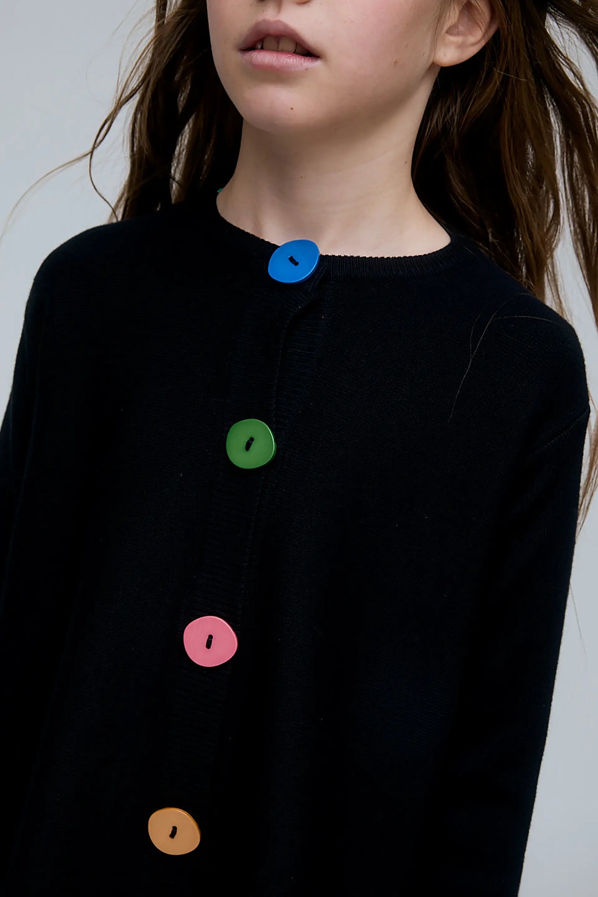 Cardigan nero da bambina con bottoni multicolore