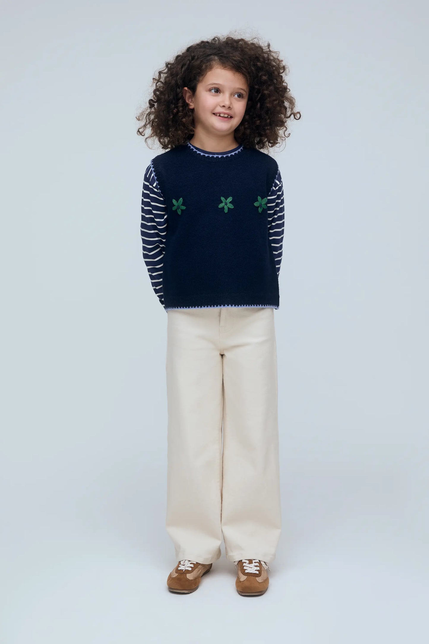 Chaleco de niña azul marino con bordado de flores verdes