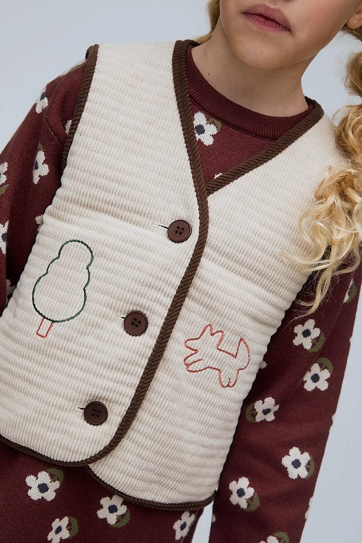 Chaleco de niña con bordado árbol y volpe