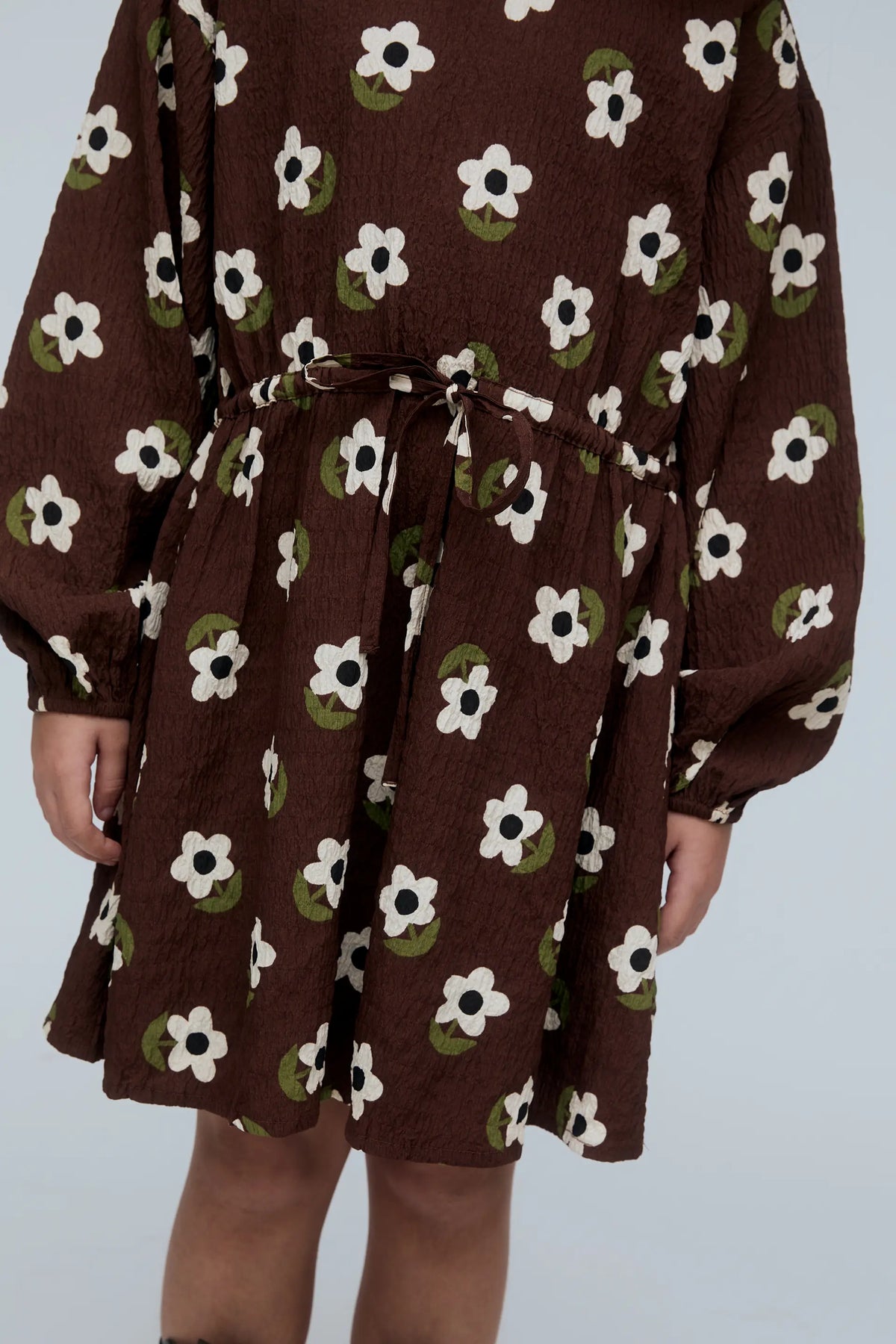 Vestido corto de niña anudado con estampado Santini