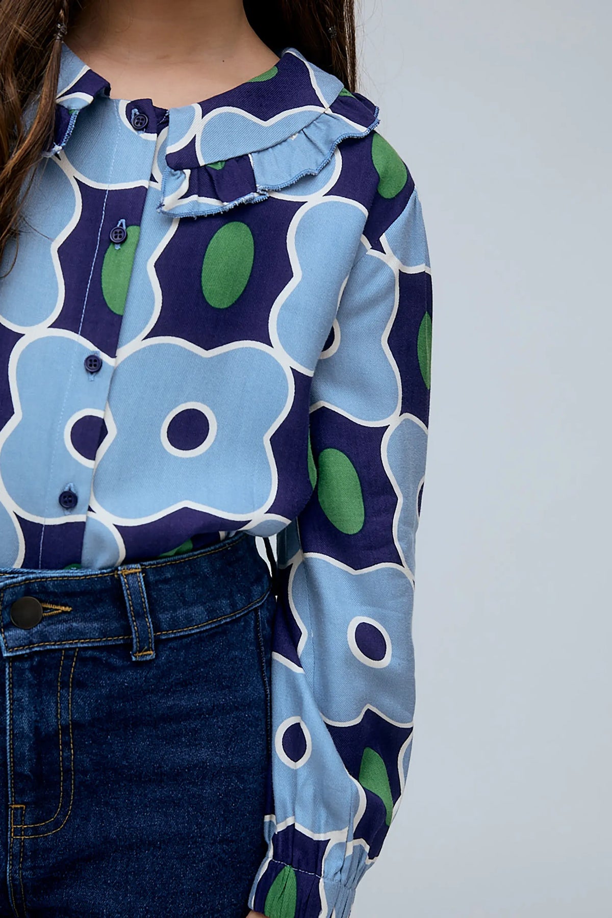 Camicia da bambina con collo a balze e stampa Inverness